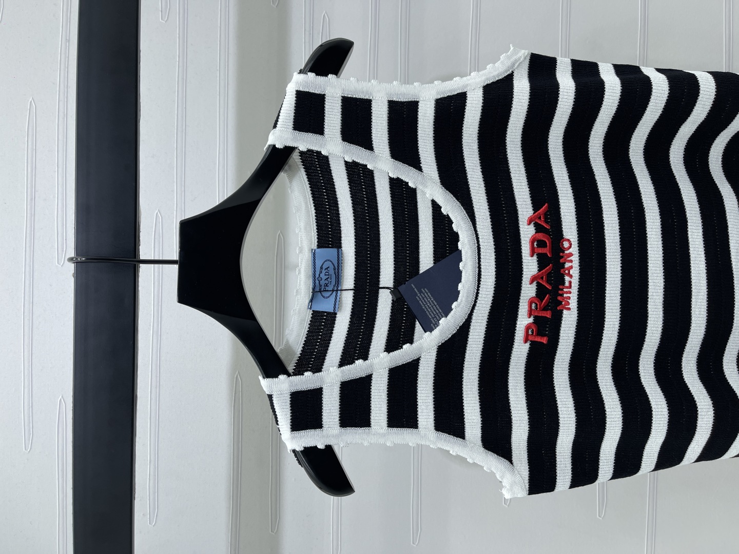 “2025 Early Autumn Women’s Single-Rate Suit: Black-and-White Stripes, Red Accents, Cosmopolitan Fabrics” - 图片 4