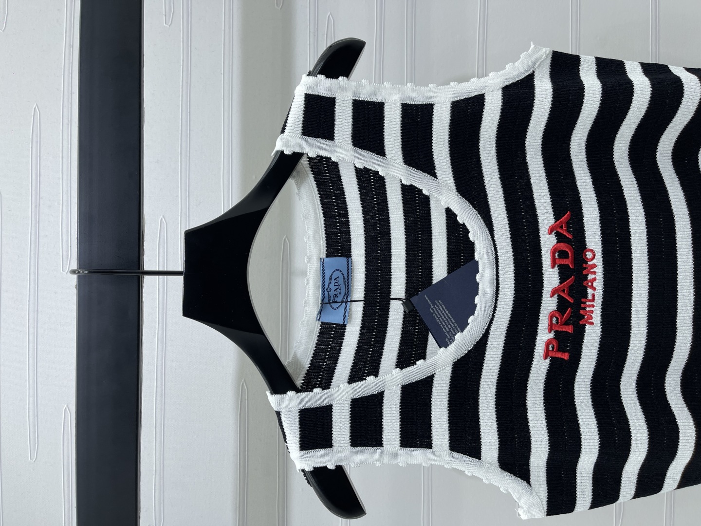 “2025 Early Autumn Women’s Single-Rate Suit: Black-and-White Stripes, Red Accents, Cosmopolitan Fabrics” - 图片 2