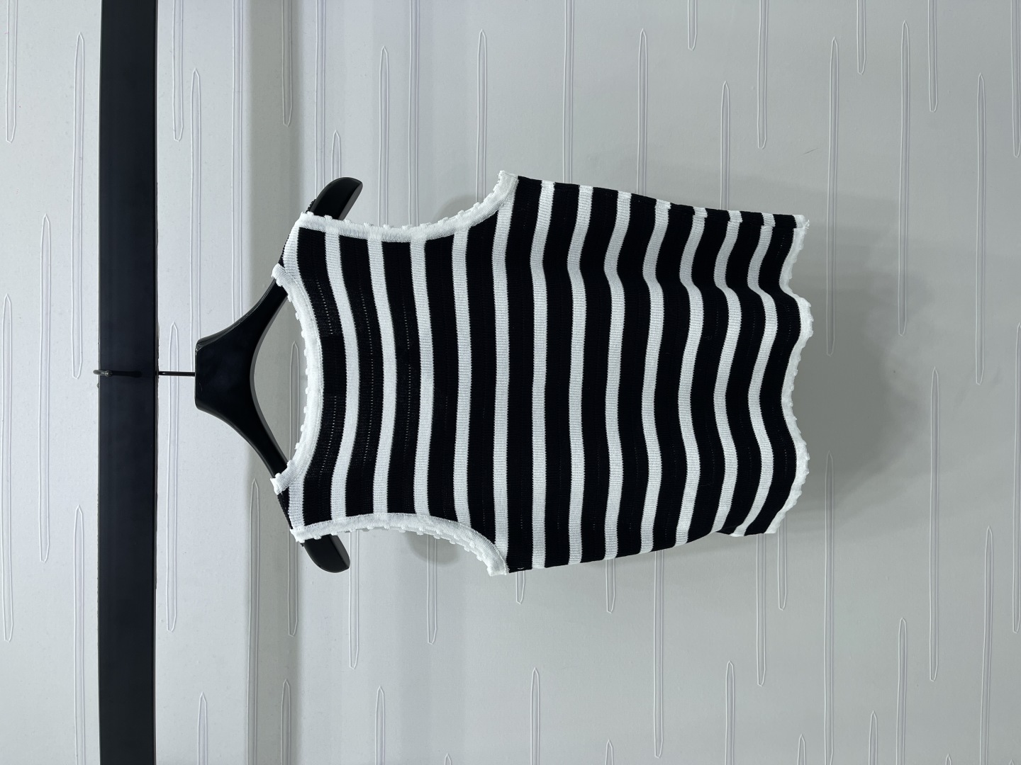 “2025 Early Autumn Women’s Single-Rate Suit: Black-and-White Stripes, Red Accents, Cosmopolitan Fabrics” - 图片 7
