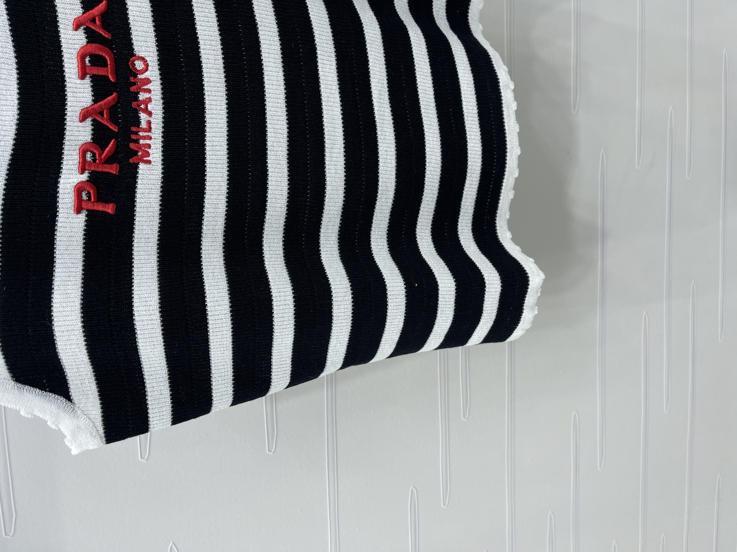 “2025 Early Autumn Women’s Single-Rate Suit: Black-and-White Stripes, Red Accents, Cosmopolitan Fabrics” - 图片 5