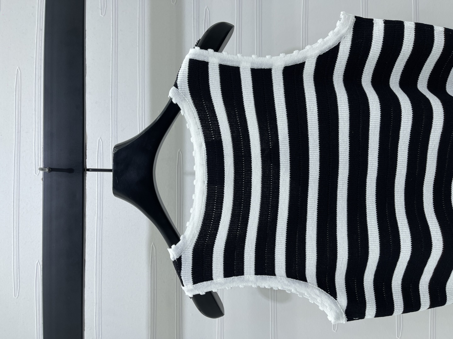 “2025 Early Autumn Women’s Single-Rate Suit: Black-and-White Stripes, Red Accents, Cosmopolitan Fabrics” - 图片 6