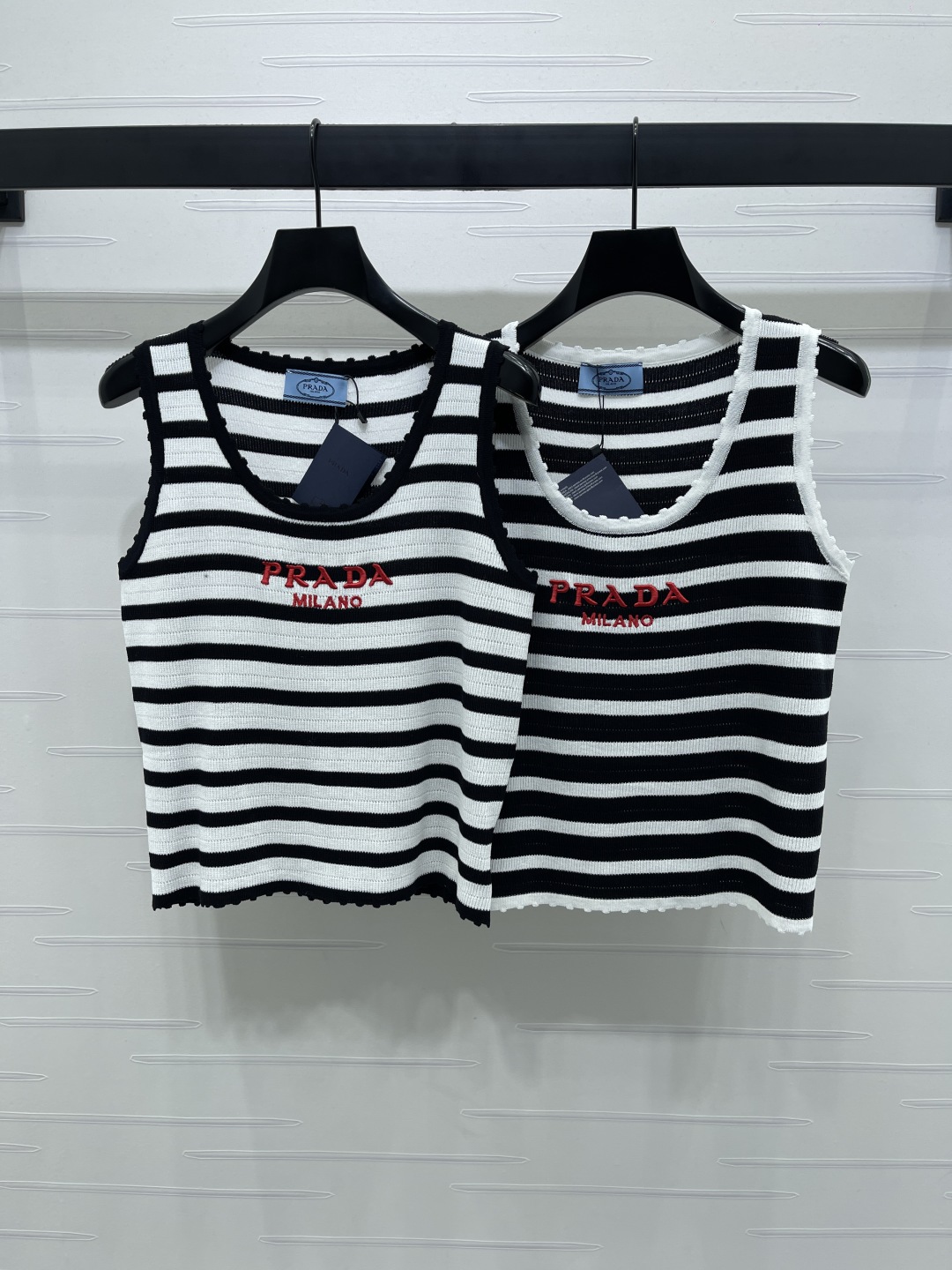 “2025 Early Autumn Single-Rate Female Suit: Black-and-White Striped Vests for Routine Trips or Parties, S-M-L Sizes”