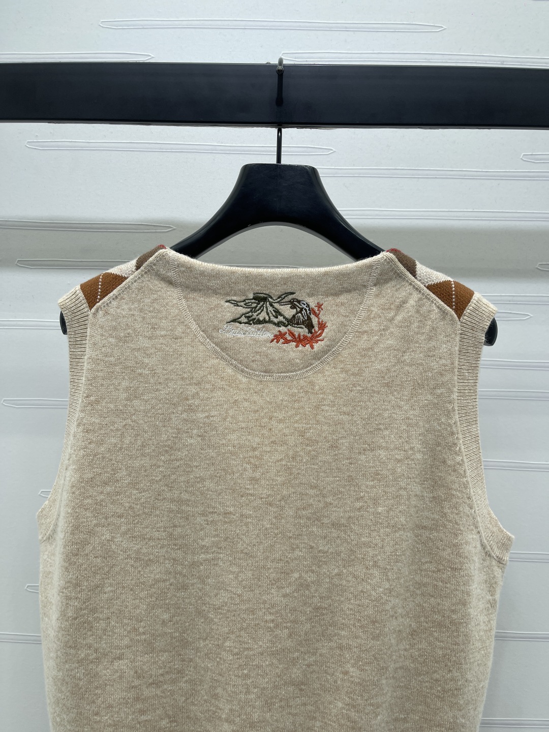 “2025 Early Autumn Women’s Suit: Riddle Knitting Vests with Youthful College Style” - 图片 6