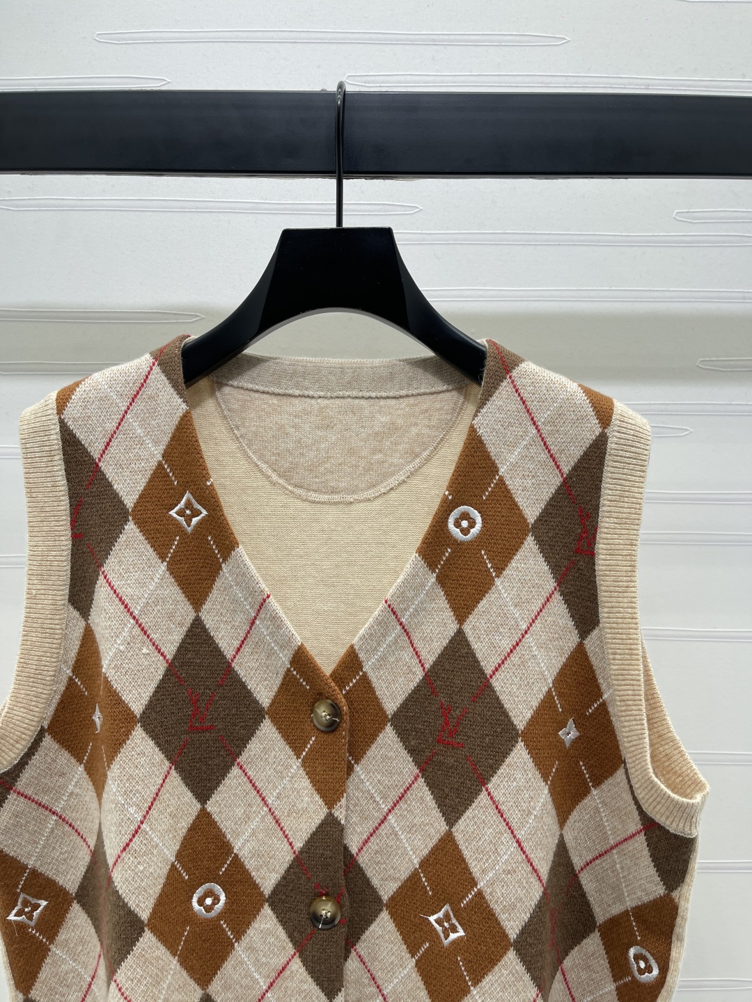 “2025 Early Autumn Women’s Suit: Riddle Knitting Vests with Youthful College Style” - 图片 2