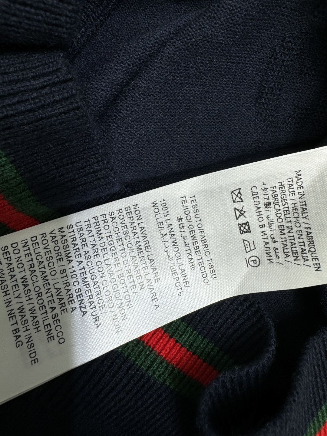 “High-Quality Gucc* 2025 Autumn Suit with V-Shirt | Custom Gauze Knit | Stylish Design | S-M-L Sizes” - 图片 8