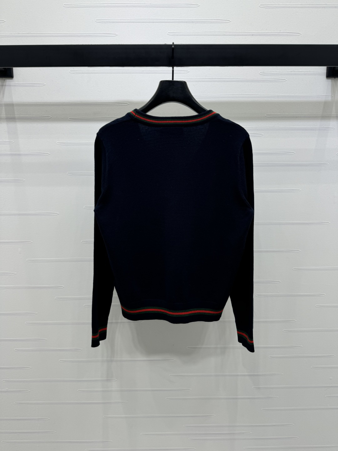 “High-Quality Gucc* 2025 Autumn Suit with V-Shirt | Custom Gauze Knit | Stylish Design | S-M-L Sizes” - 图片 7