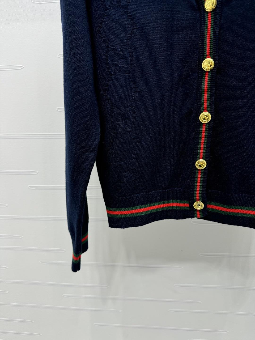 “High-Quality Gucc* 2025 Autumn Suit with V-Shirt | Custom Gauze Knit | Stylish Design | S-M-L Sizes” - 图片 5