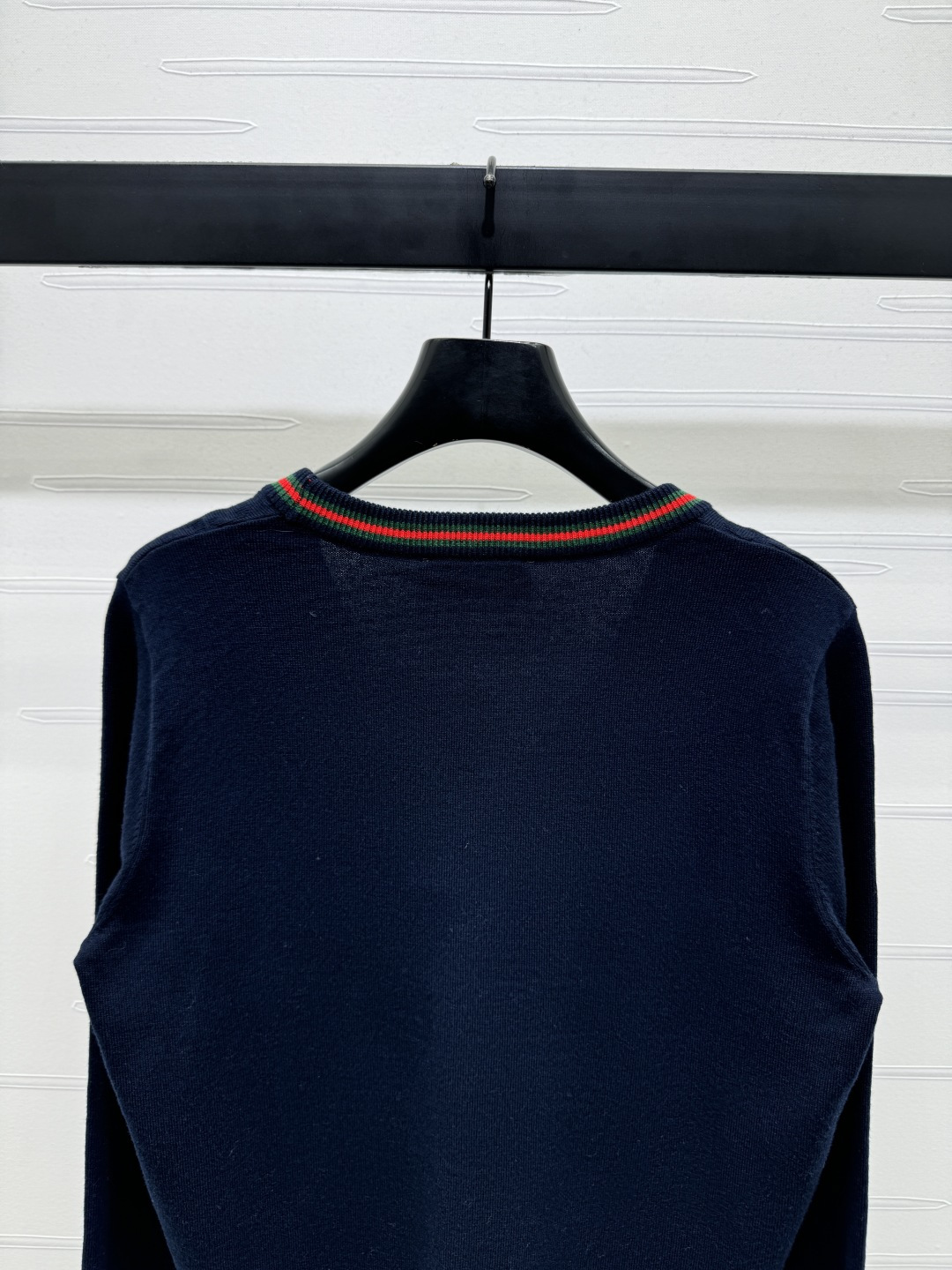 “High-Quality Gucc* 2025 Autumn Suit with V-Shirt | Custom Gauze Knit | Stylish Design | S-M-L Sizes” - 图片 6