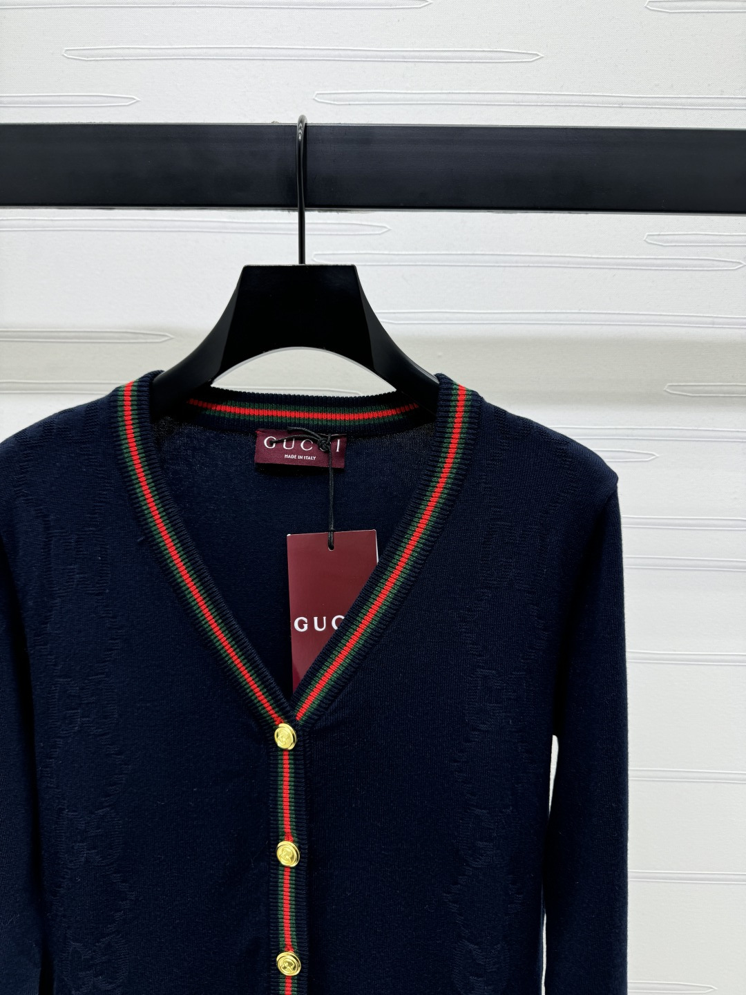 “High-Quality Gucc* 2025 Autumn Suit with V-Shirt | Custom Gauze Knit | Stylish Design | S-M-L Sizes” - 图片 2