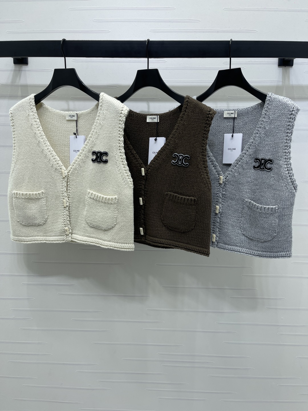 Title: Women’s Suit CELIN* 2025: V-Cruising Vests, Custom Wool Line, High Quality, College Style. Sizes S-M-L. - 图片 1