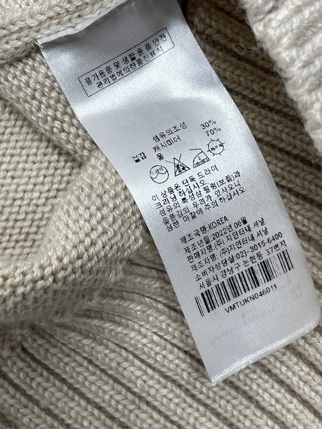 “Vivienne Westwood Early Autumn 2025 Collection: Double Pocket Saturn V-Shirt in Custom Wool Fabric” - 图片 8