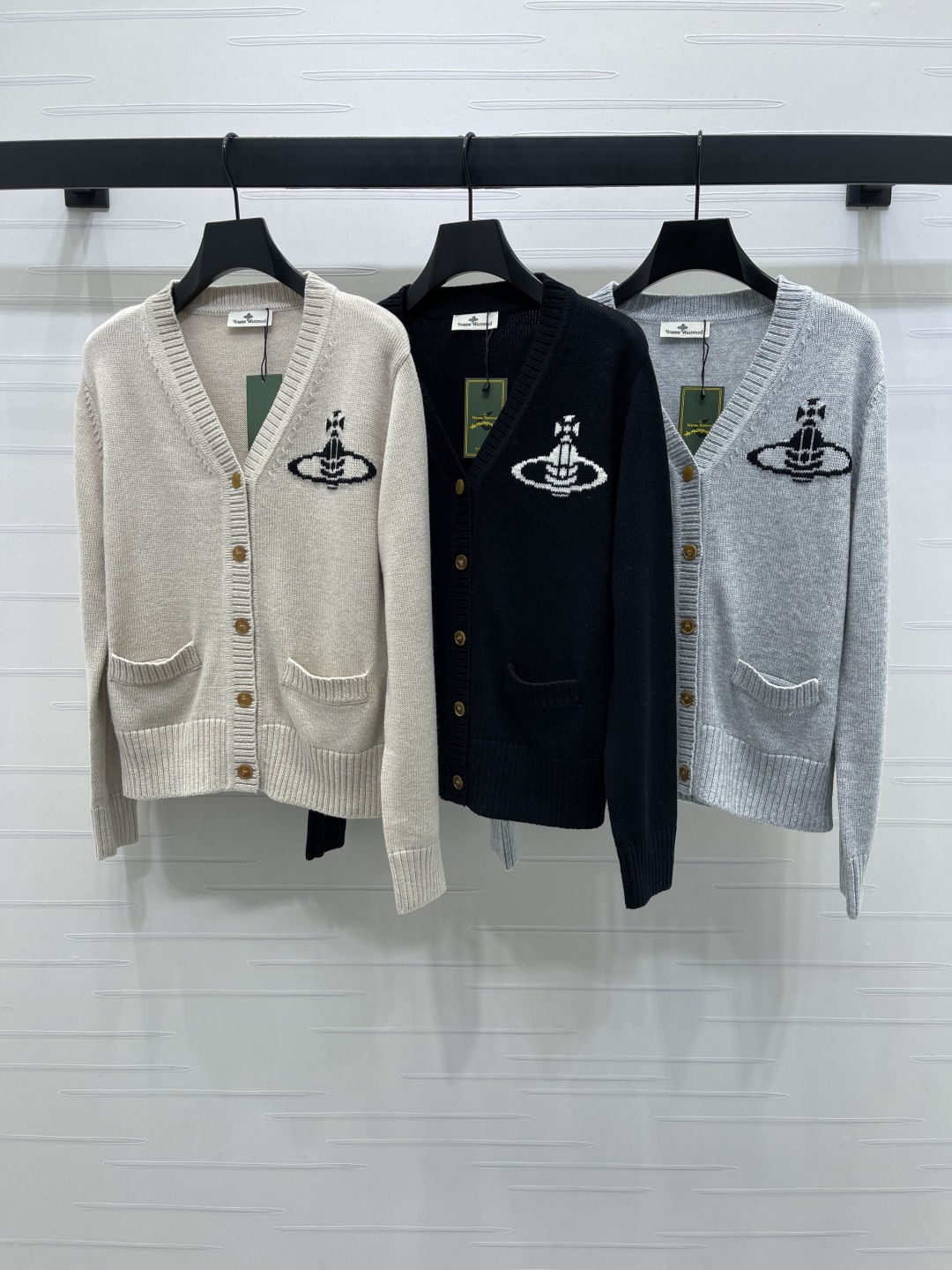 “Vivienne Westwood Early Autumn 2025 Collection: Double Pocket Saturn V-Shirt in Custom Wool Fabric” - 图片 1