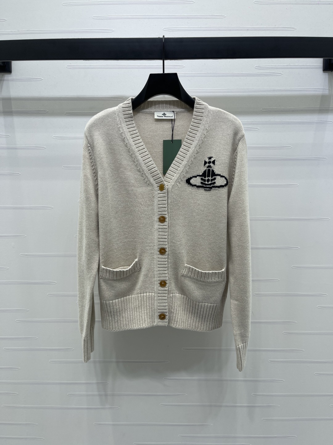 “Vivienne Westwood Early Autumn 2025 Collection: Double Pocket Saturn V-Shirt in Custom Wool Fabric” - 图片 2