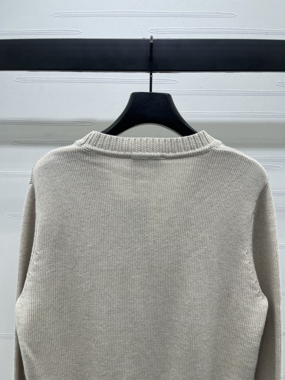 “Vivienne Westwood Early Autumn 2025 Collection: Double Pocket Saturn V-Shirt in Custom Wool Fabric” - 图片 6