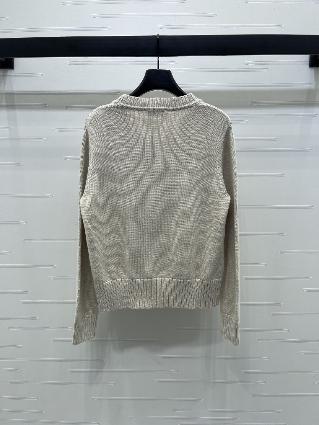 “Vivienne Westwood Early Autumn 2025 Collection: Double Pocket Saturn V-Shirt in Custom Wool Fabric” - 图片 7