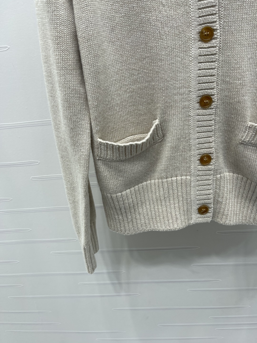 “Vivienne Westwood Early Autumn 2025 Collection: Double Pocket Saturn V-Shirt in Custom Wool Fabric” - 图片 5