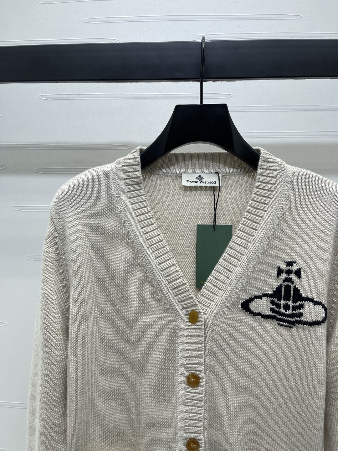 “Vivienne Westwood Early Autumn 2025 Collection: Double Pocket Saturn V-Shirt in Custom Wool Fabric” - 图片 4