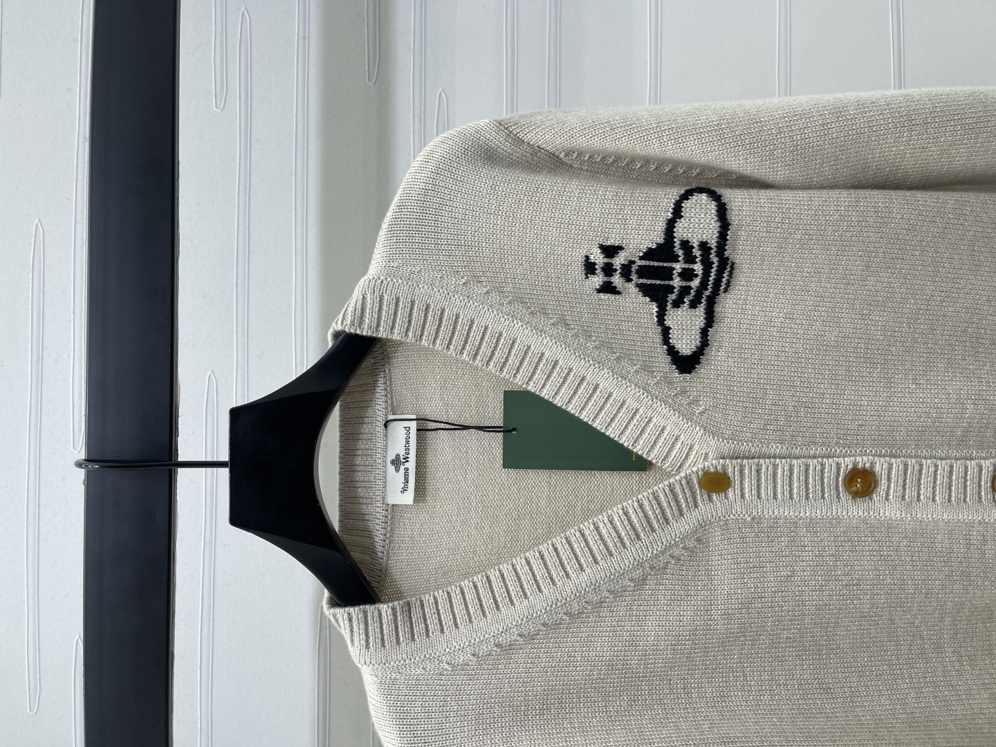 “Vivienne Westwood Early Autumn 2025 Collection: Double Pocket Saturn V-Shirt in Custom Wool Fabric” - 图片 3