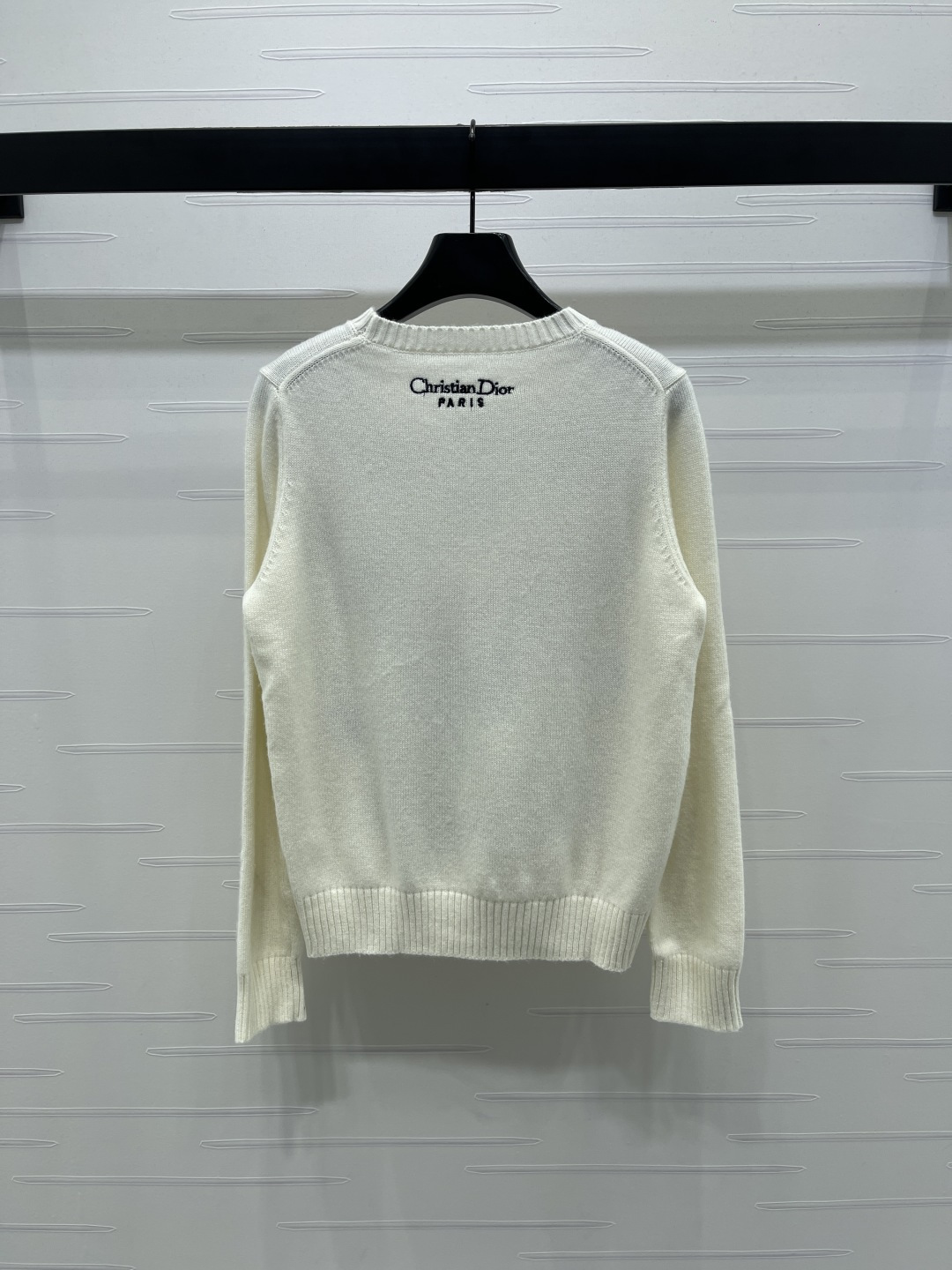 p504 原单狠货女装 配包装 📣上新原单高端品质 Dio* 2025早秋最新系列！重工刺绣针织长袖！定制进口羊毛针织材质 质感高级舒适 圆领套头毛衣剪裁 细密针法 正面以彩色绣花呈现蝴蝶花朵等自然元素 仙气十足 彰显经典优雅设计风格 单穿叠穿都优雅迷人 上身尽显轻奢时髦气质！1️⃣个色！S-M-L3⃣️码！高品质大货 - 图片 7