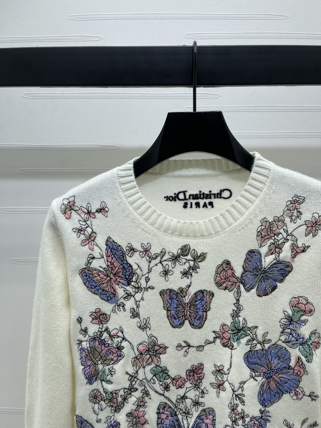 p504 原单狠货女装 配包装 📣上新原单高端品质 Dio* 2025早秋最新系列！重工刺绣针织长袖！定制进口羊毛针织材质 质感高级舒适 圆领套头毛衣剪裁 细密针法 正面以彩色绣花呈现蝴蝶花朵等自然元素 仙气十足 彰显经典优雅设计风格 单穿叠穿都优雅迷人 上身尽显轻奢时髦气质！1️⃣个色！S-M-L3⃣️码！高品质大货 - 图片 3