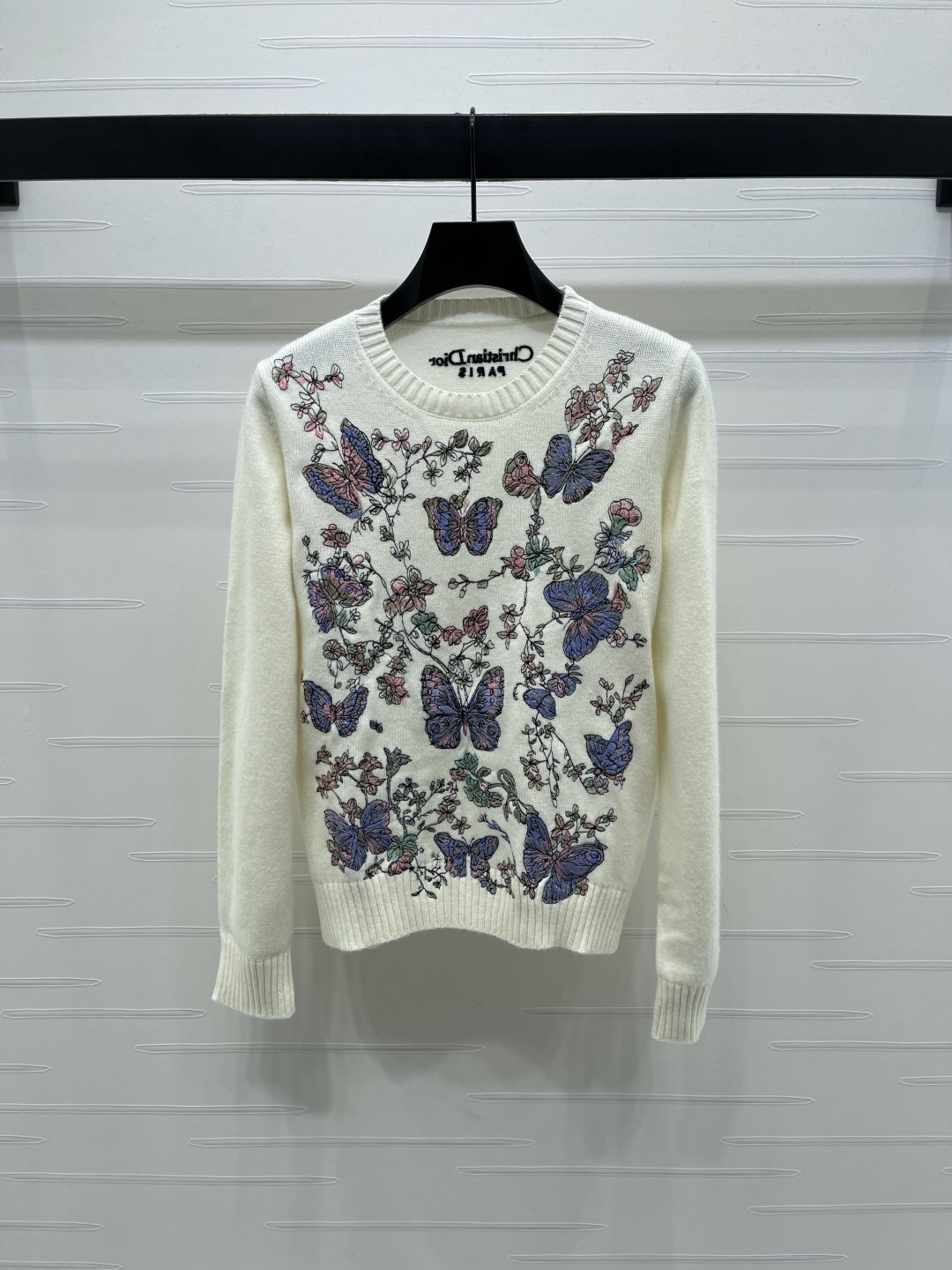 p504 原单狠货女装 配包装 📣上新原单高端品质 Dio* 2025早秋最新系列！重工刺绣针织长袖！定制进口羊毛针织材质 质感高级舒适 圆领套头毛衣剪裁 细密针法 正面以彩色绣花呈现蝴蝶花朵等自然元素 仙气十足 彰显经典优雅设计风格 单穿叠穿都优雅迷人 上身尽显轻奢时髦气质！1️⃣个色！S-M-L3⃣️码！高品质大货 - 图片 1