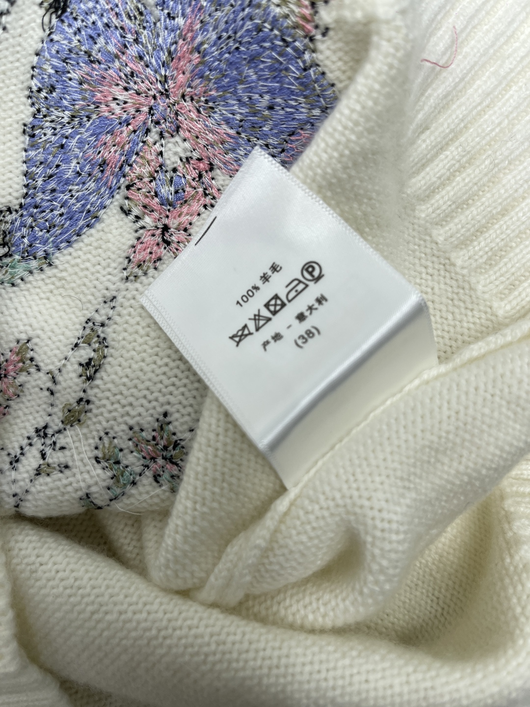 p504 原单狠货女装 配包装 📣上新原单高端品质 Dio* 2025早秋最新系列！重工刺绣针织长袖！定制进口羊毛针织材质 质感高级舒适 圆领套头毛衣剪裁 细密针法 正面以彩色绣花呈现蝴蝶花朵等自然元素 仙气十足 彰显经典优雅设计风格 单穿叠穿都优雅迷人 上身尽显轻奢时髦气质！1️⃣个色！S-M-L3⃣️码！高品质大货 - 图片 8