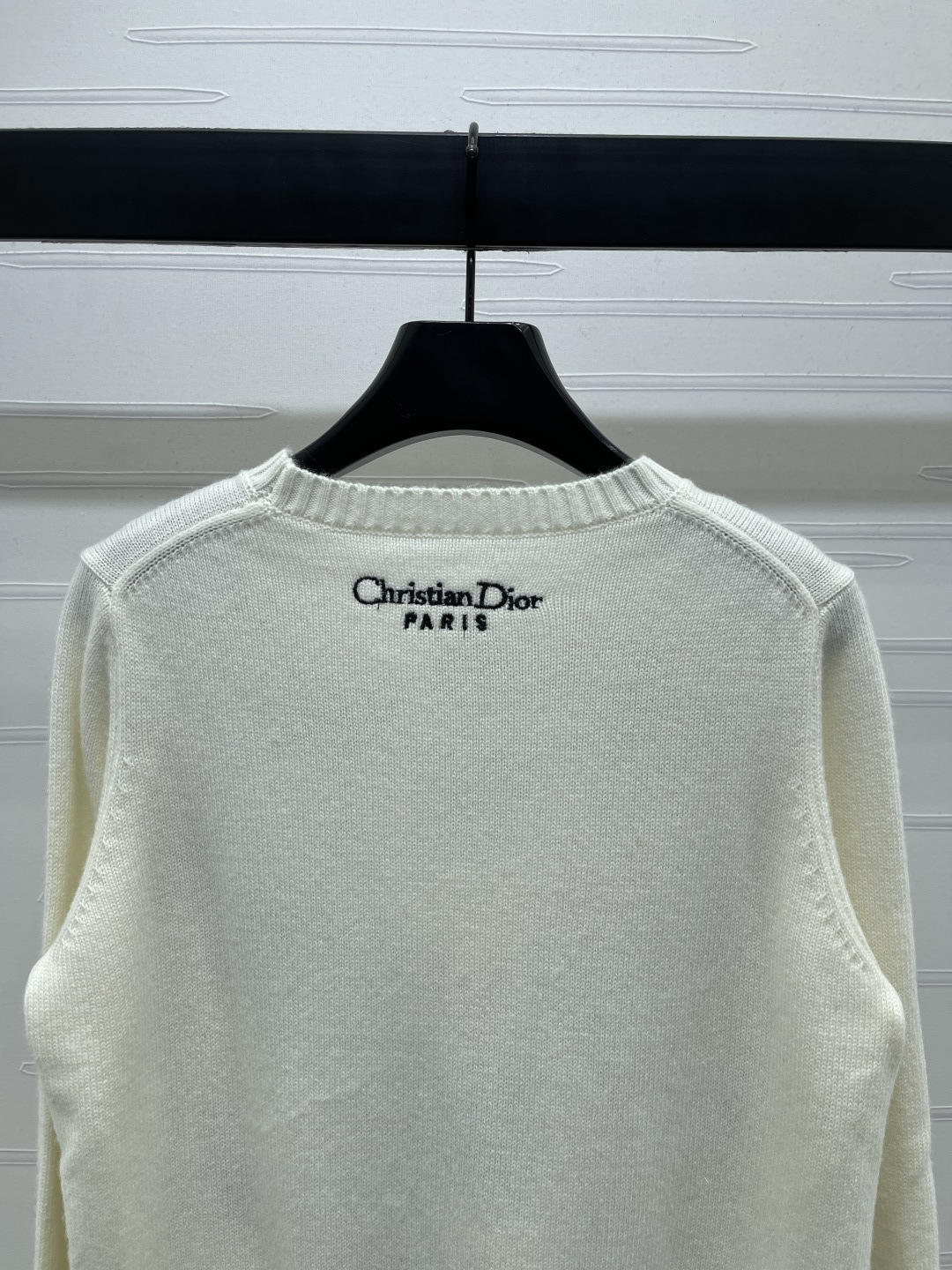 p504 原单狠货女装 配包装 📣上新原单高端品质 Dio* 2025早秋最新系列！重工刺绣针织长袖！定制进口羊毛针织材质 质感高级舒适 圆领套头毛衣剪裁 细密针法 正面以彩色绣花呈现蝴蝶花朵等自然元素 仙气十足 彰显经典优雅设计风格 单穿叠穿都优雅迷人 上身尽显轻奢时髦气质！1️⃣个色！S-M-L3⃣️码！高品质大货 - 图片 6