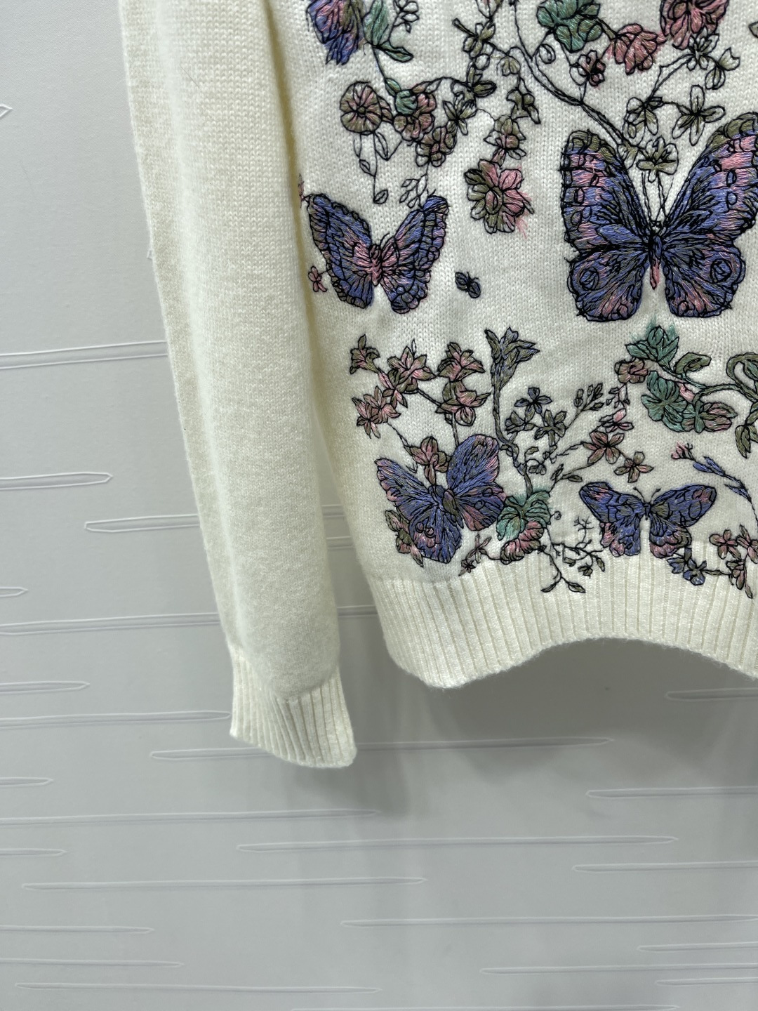 p504 原单狠货女装 配包装 📣上新原单高端品质 Dio* 2025早秋最新系列！重工刺绣针织长袖！定制进口羊毛针织材质 质感高级舒适 圆领套头毛衣剪裁 细密针法 正面以彩色绣花呈现蝴蝶花朵等自然元素 仙气十足 彰显经典优雅设计风格 单穿叠穿都优雅迷人 上身尽显轻奢时髦气质！1️⃣个色！S-M-L3⃣️码！高品质大货 - 图片 5