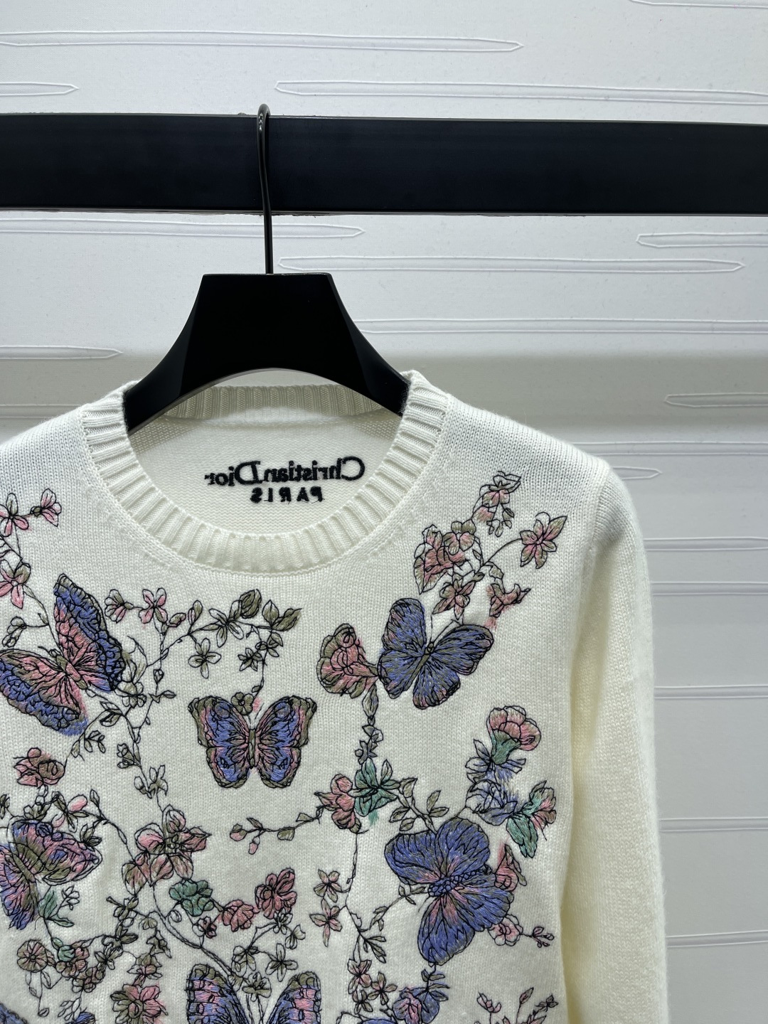 p504 原单狠货女装 配包装 📣上新原单高端品质 Dio* 2025早秋最新系列！重工刺绣针织长袖！定制进口羊毛针织材质 质感高级舒适 圆领套头毛衣剪裁 细密针法 正面以彩色绣花呈现蝴蝶花朵等自然元素 仙气十足 彰显经典优雅设计风格 单穿叠穿都优雅迷人 上身尽显轻奢时髦气质！1️⃣个色！S-M-L3⃣️码！高品质大货 - 图片 2