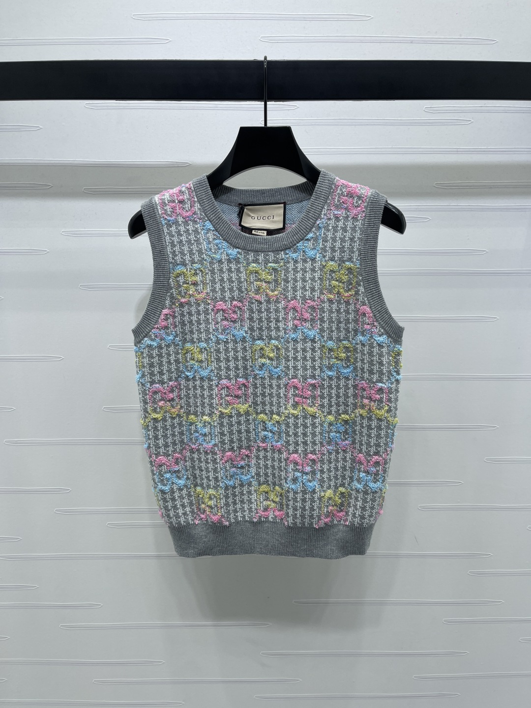 Title: New Plains Single High Quality Gucc* 2025 Vest Review Summary: Single-rate female suit with gradient pin knitting, custom wool line-making, and double G-lettered emblems. - 图片 1