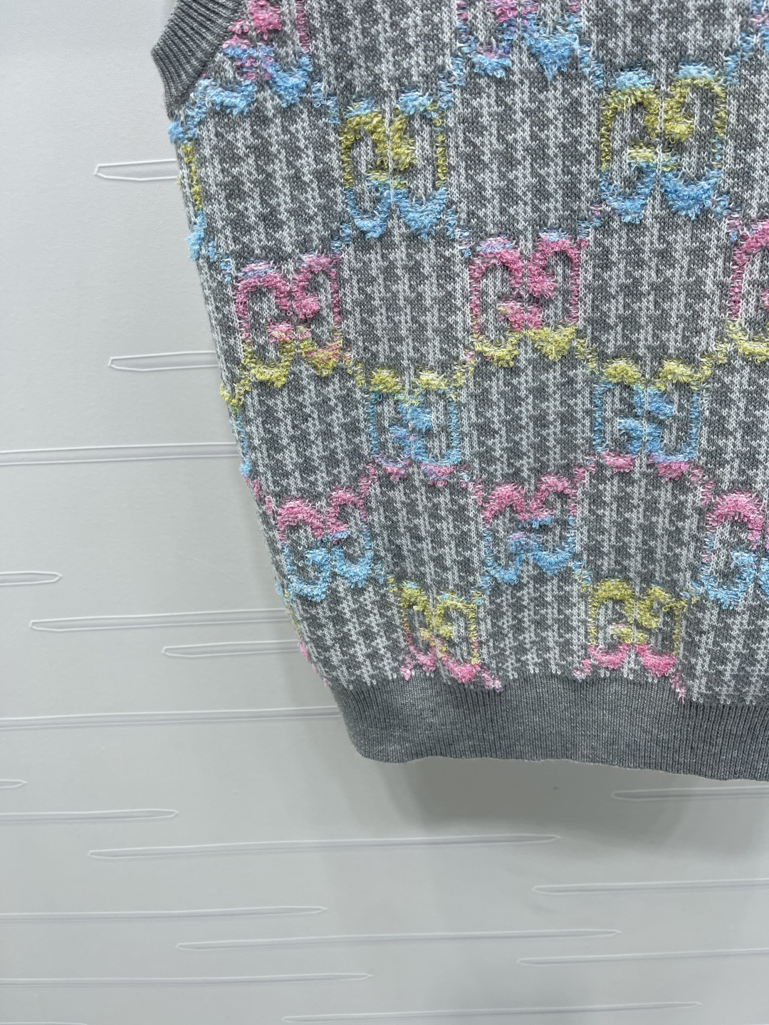 Title: New Plains Single High Quality Gucc* 2025 Vest Review Summary: Single-rate female suit with gradient pin knitting, custom wool line-making, and double G-lettered emblems. - 图片 5