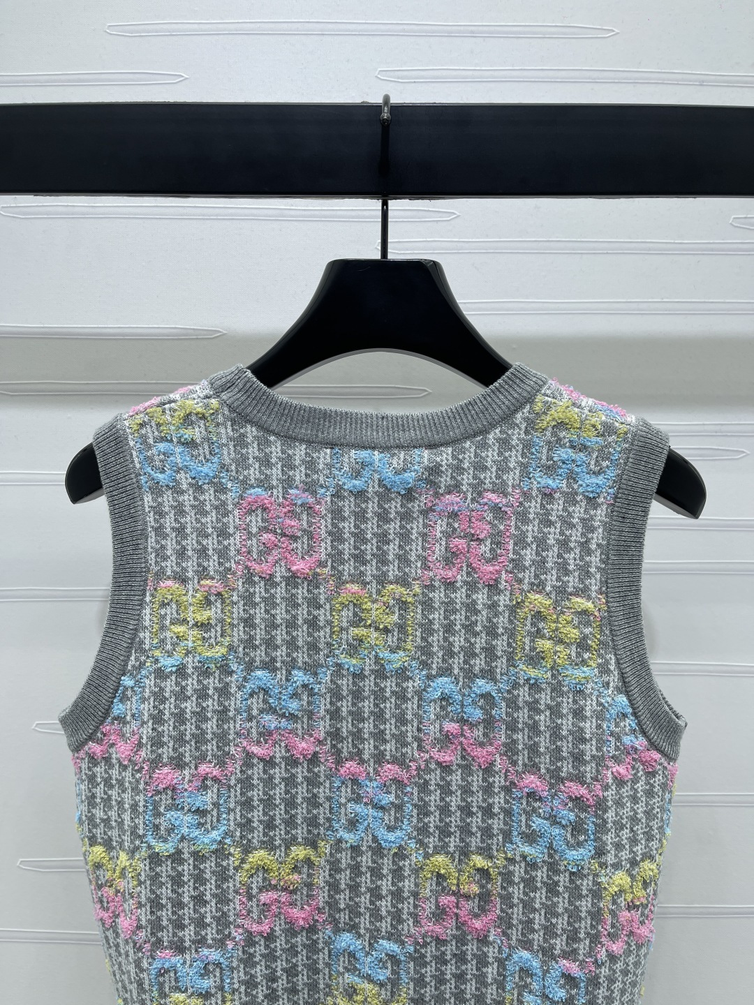 Title: New Plains Single High Quality Gucc* 2025 Vest Review Summary: Single-rate female suit with gradient pin knitting, custom wool line-making, and double G-lettered emblems. - 图片 6