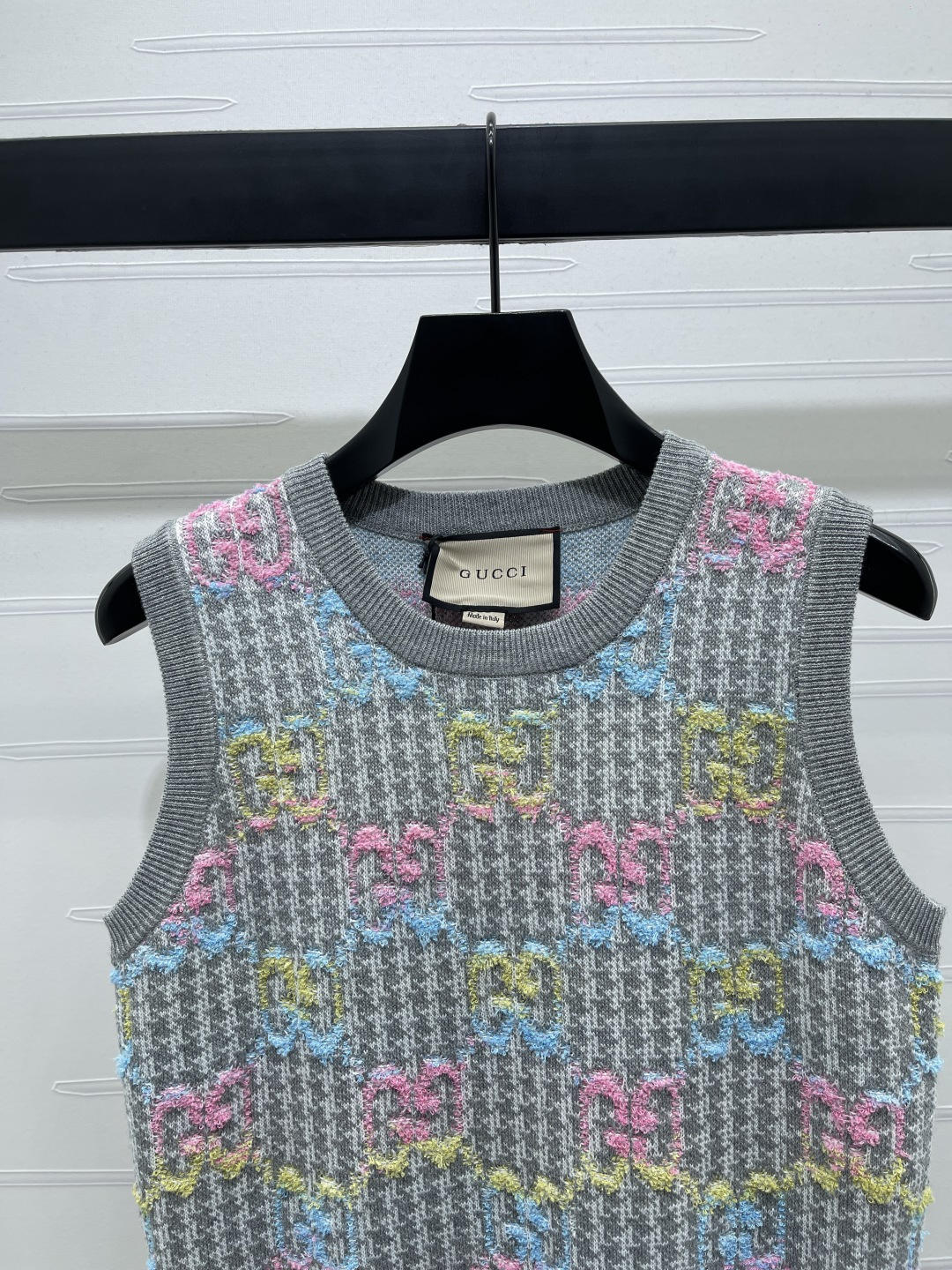 Title: New Plains Single High Quality Gucc* 2025 Vest Review Summary: Single-rate female suit with gradient pin knitting, custom wool line-making, and double G-lettered emblems. - 图片 3