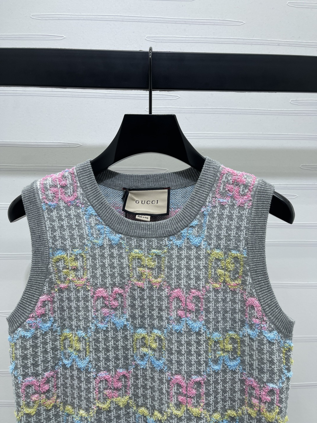 Title: New Plains Single High Quality Gucc* 2025 Vest Review Summary: Single-rate female suit with gradient pin knitting, custom wool line-making, and double G-lettered emblems. - 图片 2