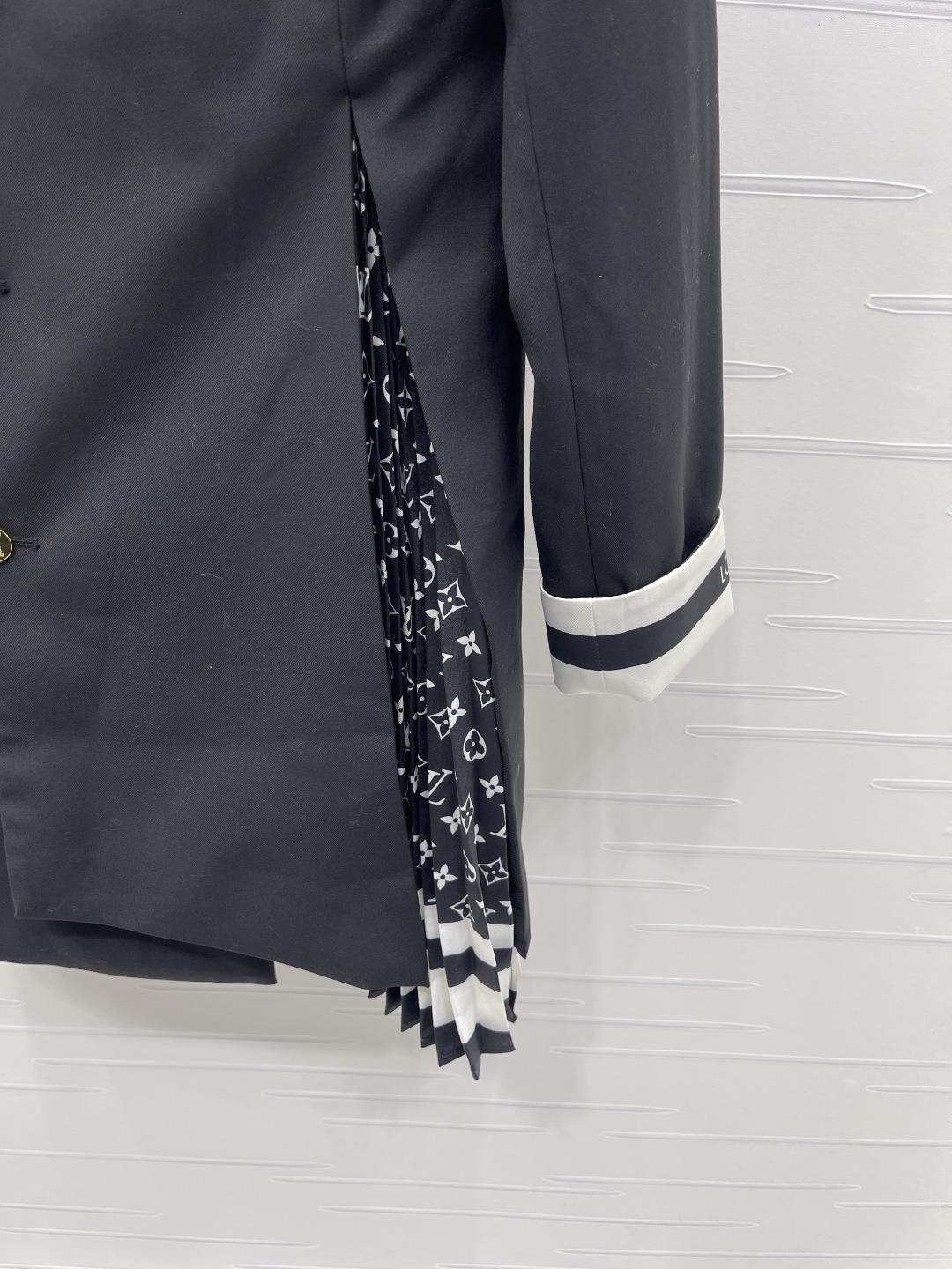 LOUIS VUITTON 2025 Pre-Fall Pleated Windbreaker Coat 6 cmp i1758816643988 4084 0 5