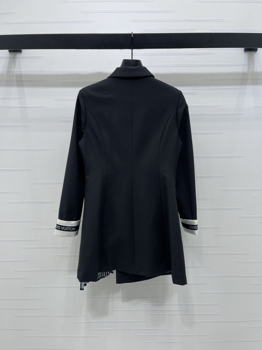 LOUIS VUITTON 2025 Pre-Fall Pleated Windbreaker Coat 8 cmp i1758816643988 7167 0 7