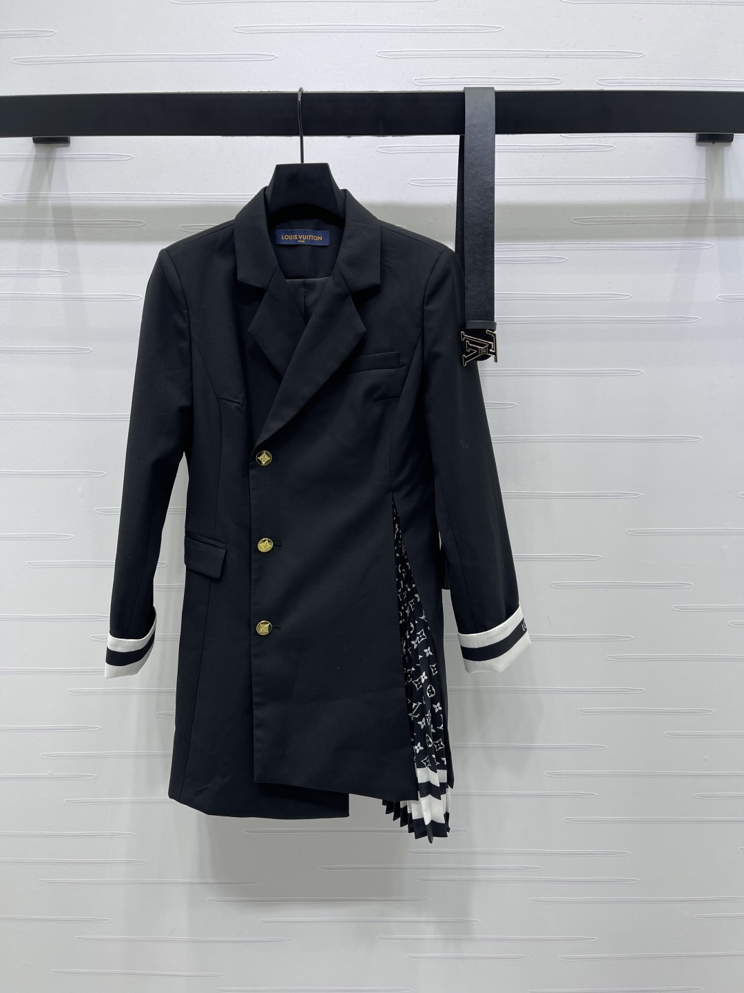 LOUIS VUITTON 2025 Pre-Fall Pleated Windbreaker Coat 1 cmp i1758816648189 422 0 0