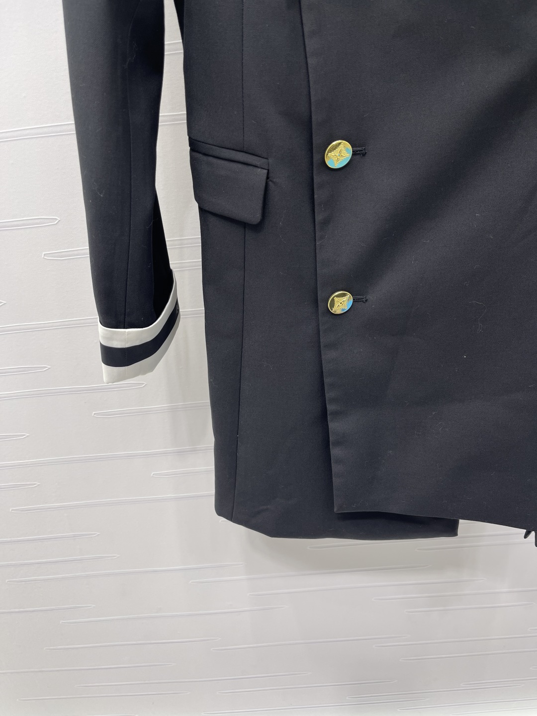 LOUIS VUITTON 2025 Pre-Fall Pleated Windbreaker Coat 5 cmp i1758816648273 6174 0 4