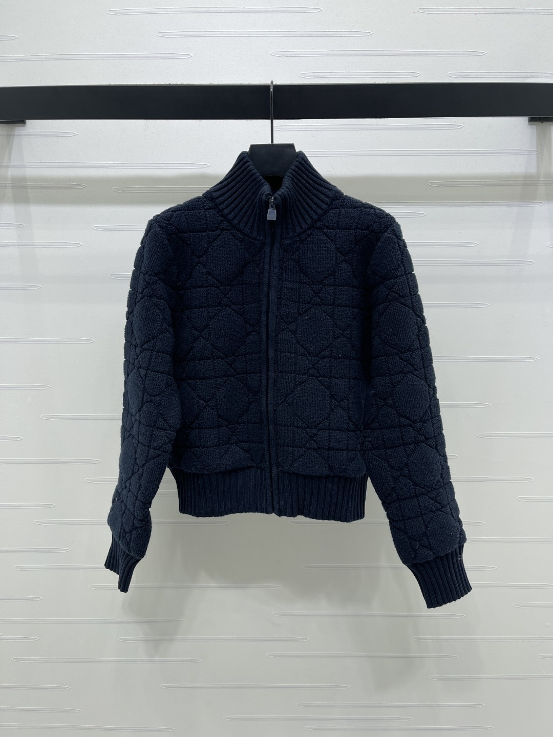 NO:638721,New original high-end quality Dio*2025 autumn and winter latest series!  Stand collar cannage knitted cardigan!  Customized wool knitted material with high texture and solid wool. Stand-up collar knitted cardigan jacket style. Ready-made garments are narrowed with knitted threads. The overall shape is advanced and crisp. The large body is decorated with three-dimensional plush textured cannage pattern to create the brand's exclusive luxury style. The collar, cuffs and hem are threaded to match. The short and versatile style adds a sense of styling. Easily control the relaxed style in autumn and winter!  2 colors!  S-M-L3 code!  High quality bulk goods, Dior-clothing, dior, dior, jackets & coats, alexander wang19860909上新原单高端品质Dio*2025秋冬最新系列！立领藤格纹针织开衫！定制羊毛针织材质 质感上乘 毛量扎实 立领针织开衫外套版型 成衣以针织螺纹包边收窄 整体造型高级挺括 大身立体毛绒质感藤格纹装饰 打造品牌专属华贵风 领口袖口下摆螺纹相呼应 短款百搭款式增添造型感 轻松驾驭秋冬松弛风格！2个色！S-M-L3码！高品质大货,迪奥-服装,dior,dior,jackets & coats,alexander wang,Women's clothing