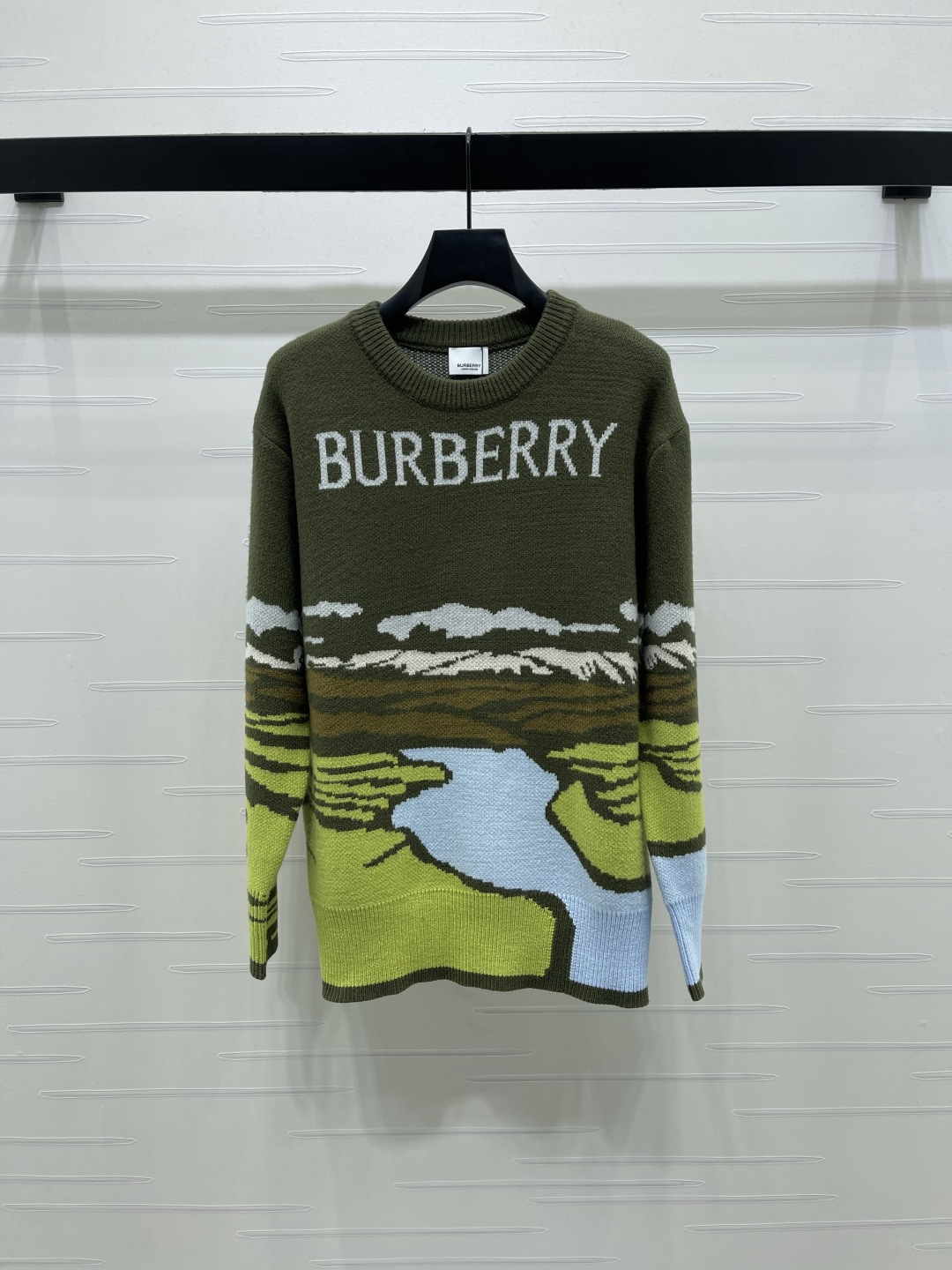 NO:638601,New original high-end quality Burberr* 2026 early spring latest series!  Landscape jacquard sweater, with army green as the main color, uses three-dimensional jacquard technology to vividly show the British natural scenery of mountains, rivers and clouds. There is a white 'BURBERRY' embroidered logo on the chest, which is highly recognizable. Made of wool, it is warm and textured. Wearing it is like a walking work of art!  1 color!  S-M-L3 code!  High quality bulk goods, Burberry-clothing, burberry, sweaters, alexander wang19860909上新原单高端品质 Burberr* 2026早春最新系列！风景提花毛衣,军绿色为主色调,采用立体提花工艺,生动展现山川、河流和云雾的英伦自然风光.胸前有白色“BURBERRY”刺绣logo,辨识度超高.羊毛材质,保暖又有质感,穿上就是行走的艺术品！1个色！S-M-L3码！高品质大货,博柏利-服装,burberry,sweaters,alexander wang,Women's clothing