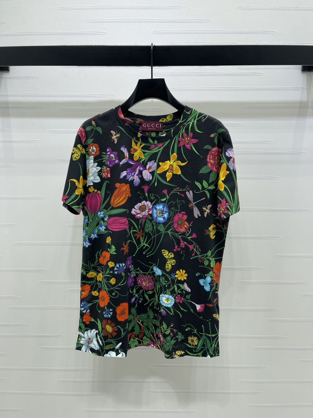 NO:660672,New original high-quality Gucc* 2026 early spring latest series!  This retro floral print T-shirt uses an exclusive custom-dyed process, with bright colors and rich layers. Made of light cotton fabric, it is super breathable and comfortable to wear in early spring!  The white background color is paired with colorful flowers, and the Hong Kong style holiday atmosphere is full. The same style for men and women, loose cut, very versatile for daily leisure or vacation, it goes well with shorts and jeans, and it is easy to create a fashionable look!  2 colors!  S-M-L3 code!  High quality goods, Gucci-clothing, gucci, gucci, shorts, jeans, tees, t-shirt,  19860909上新原单高端品质Gucc* 2026早春最新系列！这款复古花卉印花T恤,采用独家定染色工艺,色彩鲜艳层次丰富.轻薄棉质面料,早春穿超透气舒适！白色底色搭配多彩花卉,港风度假氛围感拉满.男女同款,宽松剪裁,日常休闲或度假都很百搭,搭配短裤、牛仔裤都很出彩,轻松打造时尚造型！2个色！S-M-L3码！高品质大货,古驰-服装,gucci,gucci,shorts,jeans,tees，t-shirt, ,Women's clothing