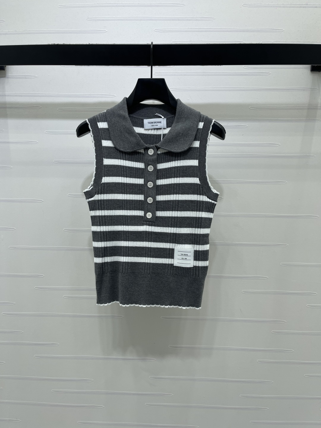 NO:855745,New original high-quality Thom Brown* 2026 spring and summer latest series!  Contrast color knitted vest!  Customized silk wool yarn weaving, high-end and comfortable texture, lapel vest top, half-button placket design, contrasting stripes, letter logo on the waist, highlighting the brand personality, highlighting the high-end look, whole-body vertical pit stripe texture, elastic elasticity for more exquisiteness, not restrictive to the figure, wearing slimming, full of relaxed tonality, light luxury and fashionable temperament, can be worn alone or layered, the first choice for fashionable wear in all seasons!  3 colors!  S-M-L3 code!  High quality goods, Thom Brown-clothing,thom browne,19860909上新原单高端品质 Thom Brown* 2026春夏最新系列！撞色针织背心！定制丝毛纱线织造 质感高级舒适 翻领背心上衣 钮扣半开襟设计 撞色条纹 腰侧装点字母徽标 彰显品牌个性 凸显穿搭高级感 通体竖坑条纹理 弹性松紧更显精致 不拘身材 穿搭显瘦 尽显松弛调性 轻奢时髦气质 单穿叠穿均可 四季时尚穿搭首选！3色！S-M-L3码！高品质大货,汤姆布朗-服装,thom browne,,Women's clothing