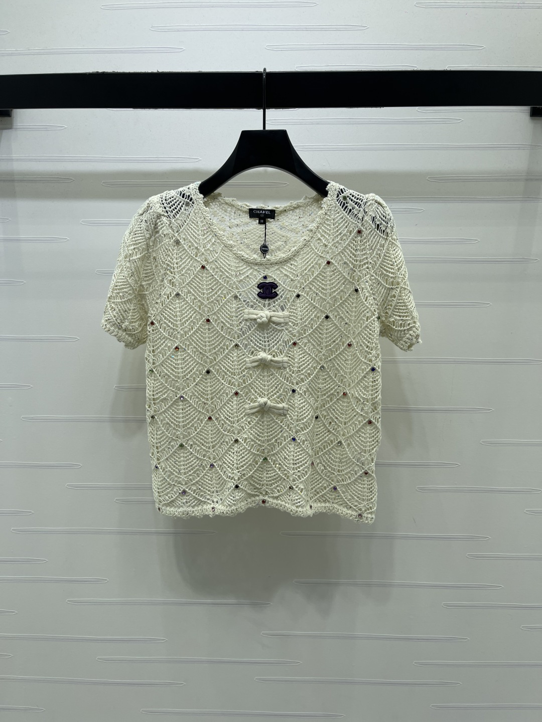 NO:855688,New original high-quality CHANE* 2026 spring and summer latest series!  Diamond crochet short sleeves!  Customized cotton yarn weaving, soft and skin-friendly, comfortable and stylish, round neck knitted short-sleeved cut, all-over rhombus pattern and elegant temperament, colorful diamond-cut craftsmanship is complex and exquisite, forming a sense of layering, contrasting letter logo on the chest, strong retro style, short version to highlight the figure, great for daily dates and vacations!  1 color!  S-M-L3 code!  High-quality goods, Chanel-clothing, chanel, chanel, T-shirt,19860909上新原单高端品质 CHANE* 2026春夏最新系列！菱格钩花短袖！定制棉毛纱线织造 柔软亲肤 舒适有型 圆领针织短袖剪裁 通体菱格花纹优雅气质 彩色订钻工艺复杂精致 形成层次感 胸前撞色字母徽标 复古风格强烈 短款版型凸显身材 日常约会度假都很赞！1个色！S-M-L3码！高品质大货,香奈儿-服装,chanel,chanel,T-shirt,,Women's clothing