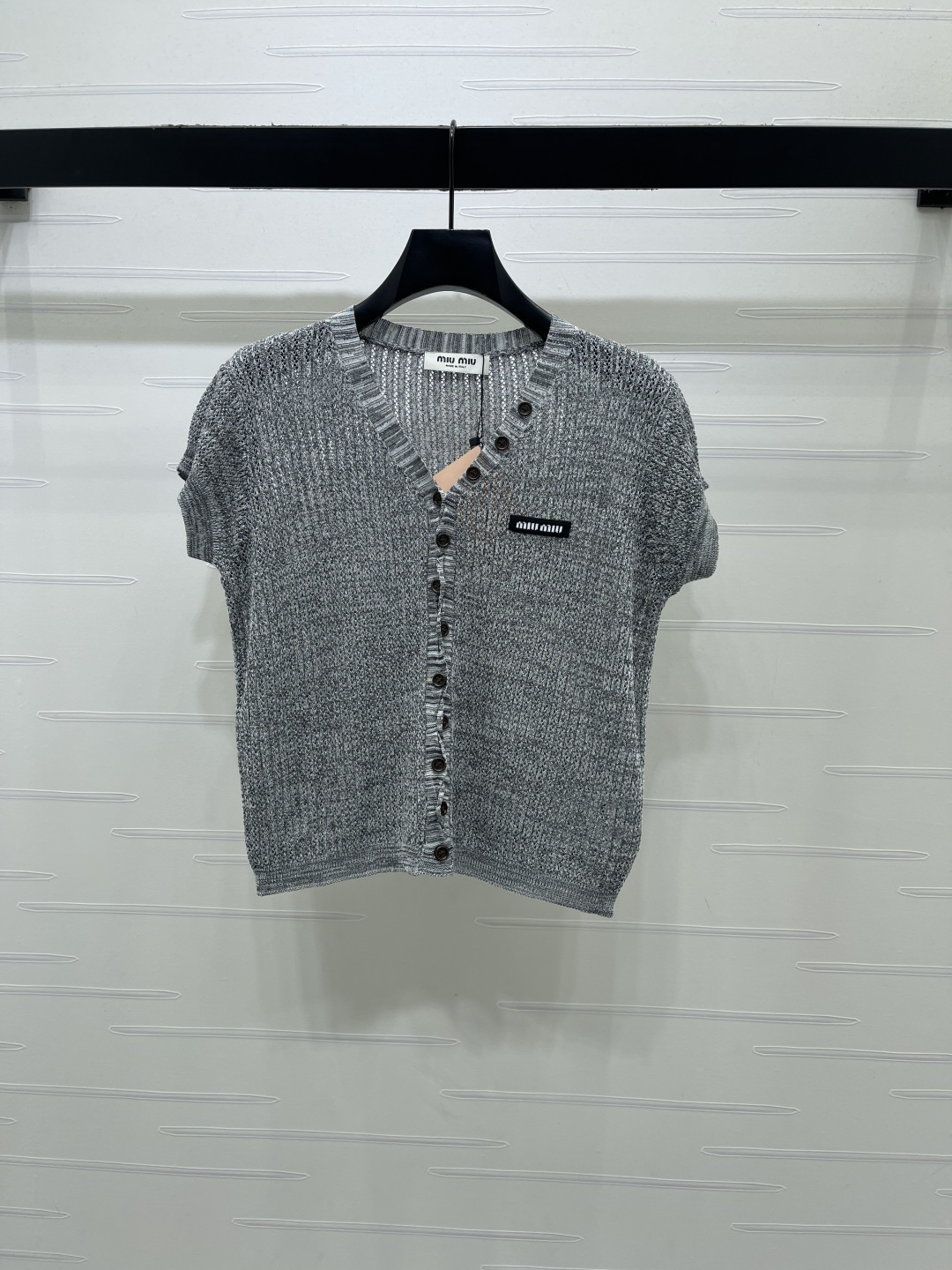 NO:855795,New original high-quality MiuMi* 2026 spring and summer latest series!  V-neck knitted short-sleeved cardigan!  Made of custom imported knitted material, soft and comfortable, large floral gray, iconic letter logo decorated on the chest, highlighting brand features, V-neck short-sleeved cardigan cut, easy to wear for daily travel or casual gatherings!  1 color!  S-M-L3 code!  High-quality bulk goods, Miu Miu-clothing, miumiu, T-shirt,19860909上新原单高端品质 MiuMi*2026春夏最新系列！V领针织短袖开衫！定制进口针织材质织造 柔软舒适 大身花灰色 标志性字母徽标装饰胸前 突出品牌特色 V领短袖开衫剪裁 日常出行或轻松聚会轻松驾驭！1色！S-M-L3码！高品质大货,缪缪-服装,miumiu,T-shirt,,Women's clothing