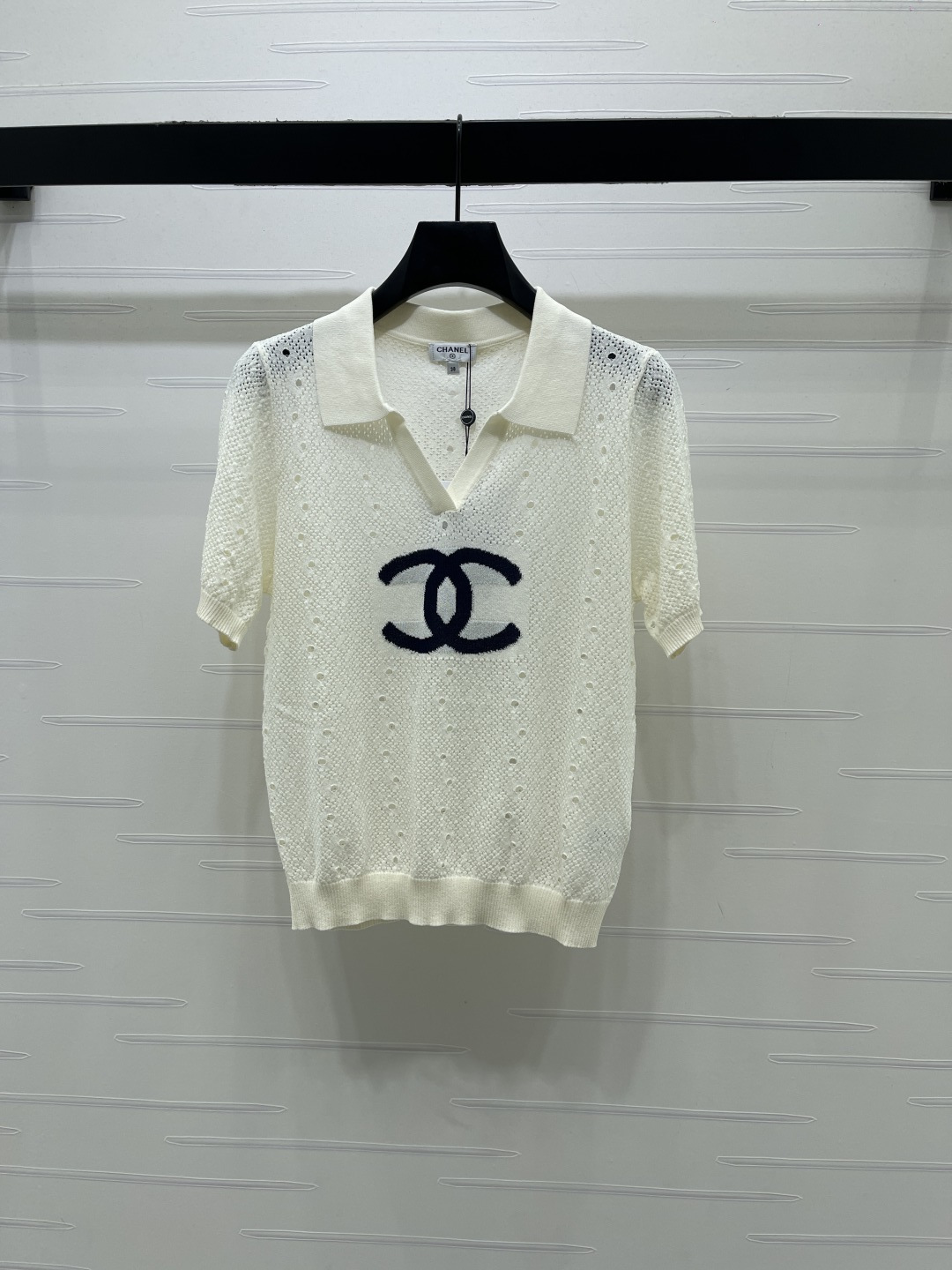NO:855734,New original high-quality CHANE* 2026 spring and summer latest series!  Hollow knitted lapel short sleeves!  Customized cotton yarn weaving, soft and skin-friendly, comfortable and stylish. The V-shaped lapel neckline modifies the neck line. The whole body is hollowed out with alternating thread texture. It is visually light and sexy, highlighting the figure. The style is playful and age-reducing. The layering effect is richer. It is easy to wear for daily travel or parties!  2 colors!  S-M-L3 code!  High-quality goods, Chanel-clothing, chanel, chanel, T-shirt,19860909上新原单高端品质 CHANE* 2026春夏最新系列！镂空针织翻领短袖！定制棉毛纱线织造 柔软亲肤 舒适有型 V字翻领领口修饰脖颈线条 通体镂空交替的织线纹理 视觉轻盈性感 突显身材 风格俏皮减龄 层次效果更丰富 日常出行或聚会轻松驾驭！2色！S-M-L3码！高品质大货,香奈儿-服装,chanel,chanel,T-shirt,,Women's clothing