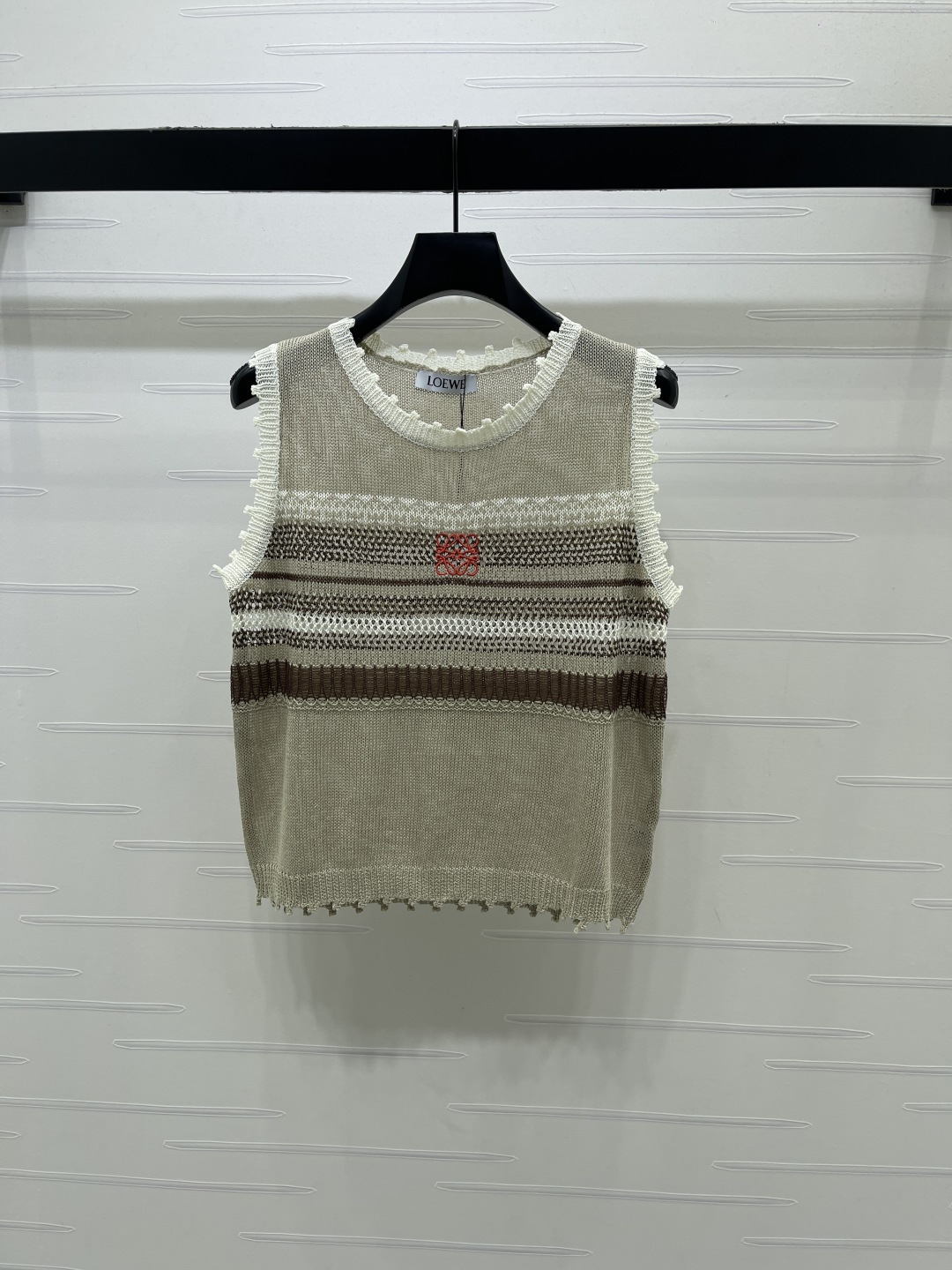 NO:855811,New original high-quality Loew*2026 spring and summer latest series!  Retro striped crew neck knitted vest!  Weaved with custom imported materials, comfortable and breathable, round-neck knitted vest. Horizontal retro contrasting stripes on the chest are intertwined and embellished with the iconic totem logo to highlight the brand tone. Regular fit, easy to wear for commuting and vacationing!  2 colors!  S-M-L3 code!  High-quality goods A, Miu Miu-clothing, loewe,19860909上新原单高端品质Loew*2026春夏最新系列！复古条纹圆领针织背心！定制进口材质织造 舒适透气 圆领针织背心 胸前横向复古撞色条纹交织植入标志性图腾徽标点缀 凸显品牌调性 常规版型 通勤度假都能轻松驾驭！2个色！S-M-L3码！高品质大货A,缪缪-服装,loewe,,Women's clothing
