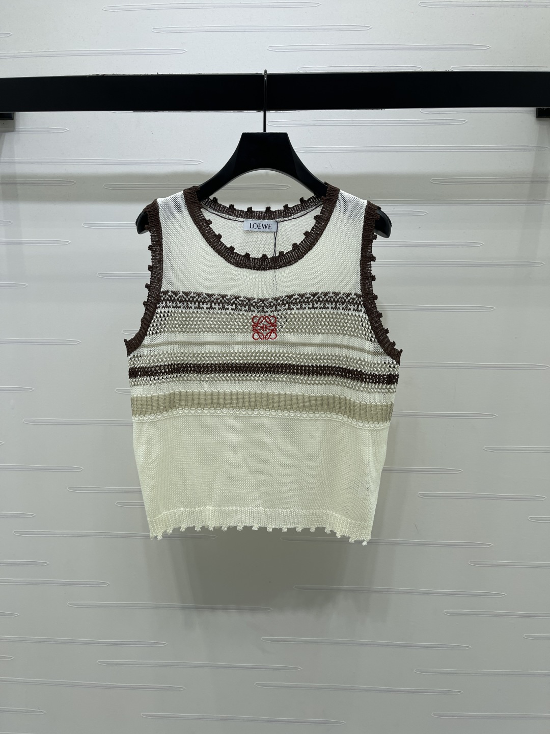 NO:855803,New original high-quality Loew*2026 spring and summer latest series!  Retro striped crew neck knitted vest!  Weaved with custom imported materials, comfortable and breathable, round-neck knitted vest. Horizontal retro contrasting stripes on the chest are intertwined and embellished with the iconic totem logo to highlight the brand tone. Regular fit, easy to wear for commuting and vacationing!  2 colors!  S-M-L3 code!  High quality bulk goods, Miu Miu-clothing, loewe,19860909上新原单高端品质Loew*2026春夏最新系列！复古条纹圆领针织背心！定制进口材质织造 舒适透气 圆领针织背心 胸前横向复古撞色条纹交织植入标志性图腾徽标点缀 凸显品牌调性 常规版型 通勤度假都能轻松驾驭！2个色！S-M-L3码！高品质大货,缪缪-服装,loewe,,Women's clothing