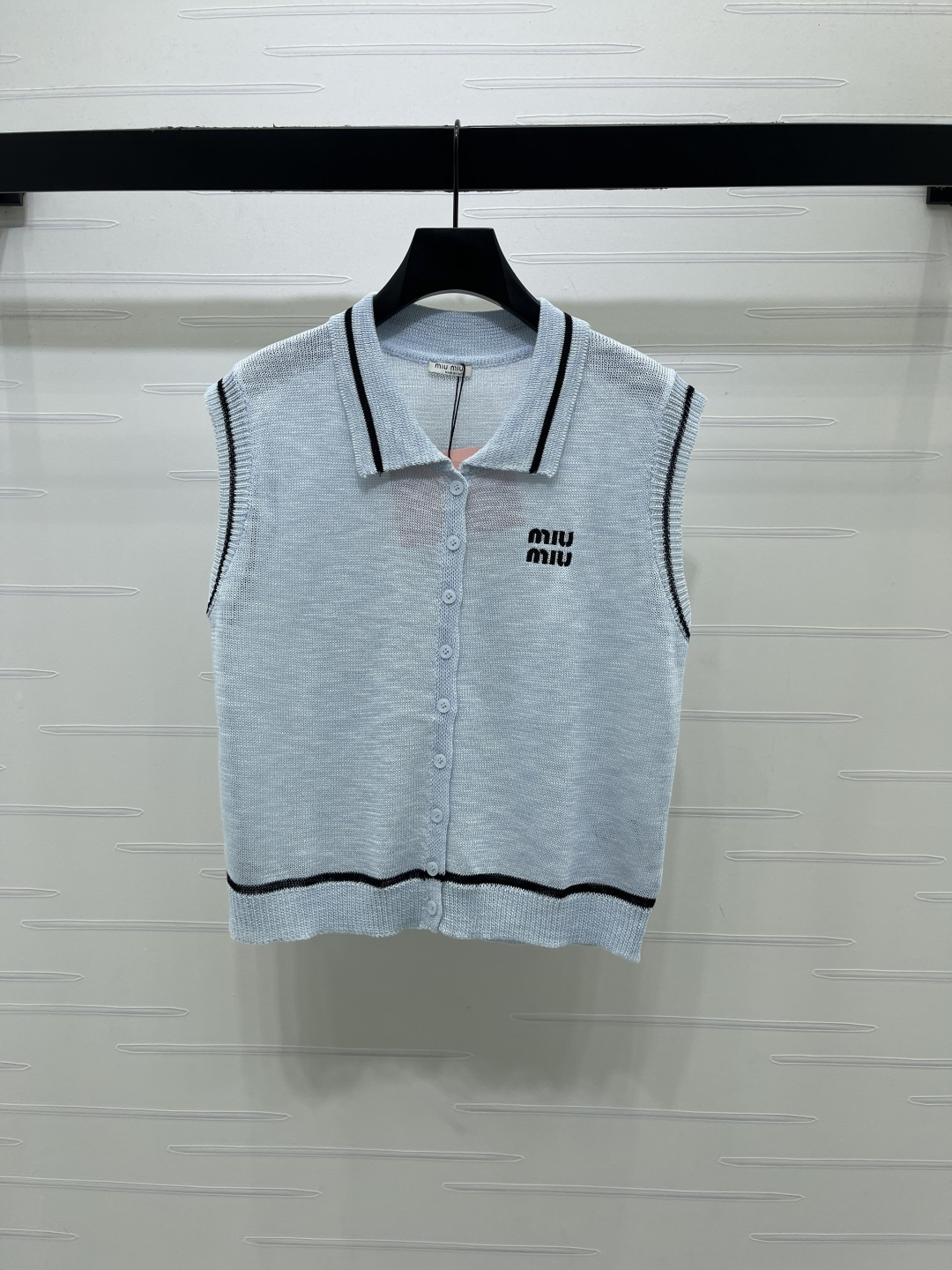 NO:855766,New original high-quality MiuMi* 2026 spring and summer latest series!  Embroidered lapel knitted vest!  Customized ice silk material weaving, light and breathable, lapel vest cut, the whole body decorated with plain plain texture, collar and cuffs with contrasting color design, embroidered letter logo embellishment on the chest, echoing the brand tone, regular fit, making the outfit look slim and fashionable!  2 colors!  S-M-L3 code!  High-quality bulk goods, Miu Miu-clothing, miumiu,19860909上新原单高端品质 MiuMi*2026春夏最新系列！刺绣翻领针织背心马甲！定制冰丝材质织造 轻薄透气 翻领背心剪裁 通体大身饰以素色平纹肌理纹路 领口袖口撞色设计 胸前刺绣字母徽标点缀 呼应品牌调性 常规版型 让穿搭显瘦而时髦！2个色！S-M-L3码！高品质大货,缪缪-服装,miumiu,,Women's clothing