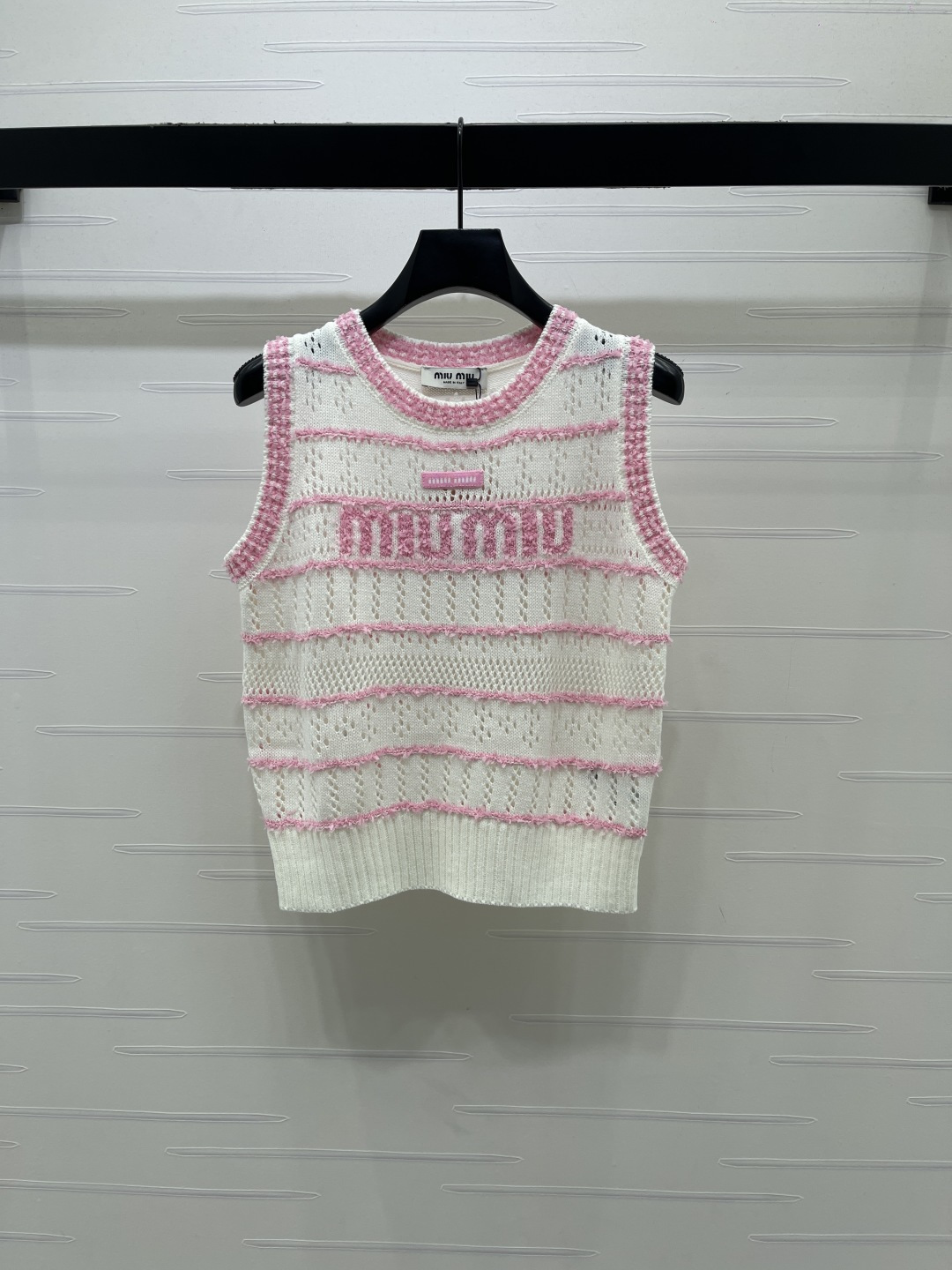 NO:855752,New original high-quality MiuMi* 2026 spring and summer latest series!  Round neck striped knitted vest!  Customized imported yarn weaving, fixed color and dyeing, perfect restoration of appearance, soft and skin-friendly, comfortable and stylish, round neck vest tailoring, contrasting stripes and hollow interweaving throughout the body, letter logo on the chest to highlight style, slim fit to highlight the figure, playful and age-reducing, whitening temperament!  2 colors!  S-M-L3 code!  High-quality bulk goods, Miu Miu-clothing, miumiu,19860909上新原单高端品质 MiuMi*2026春夏最新系列！圆领条纹针织背心！定制进口纱线织造 定色定染 完美还原品相 柔软亲肤 舒适有型 圆领背心剪裁 通体撞色条纹镂空交织 胸前字母徽标 彰显格调 修身版型突显身材 俏皮减龄显白气质！2个色！S-M-L3码！高品质大货,缪缪-服装,miumiu,,Women's clothing