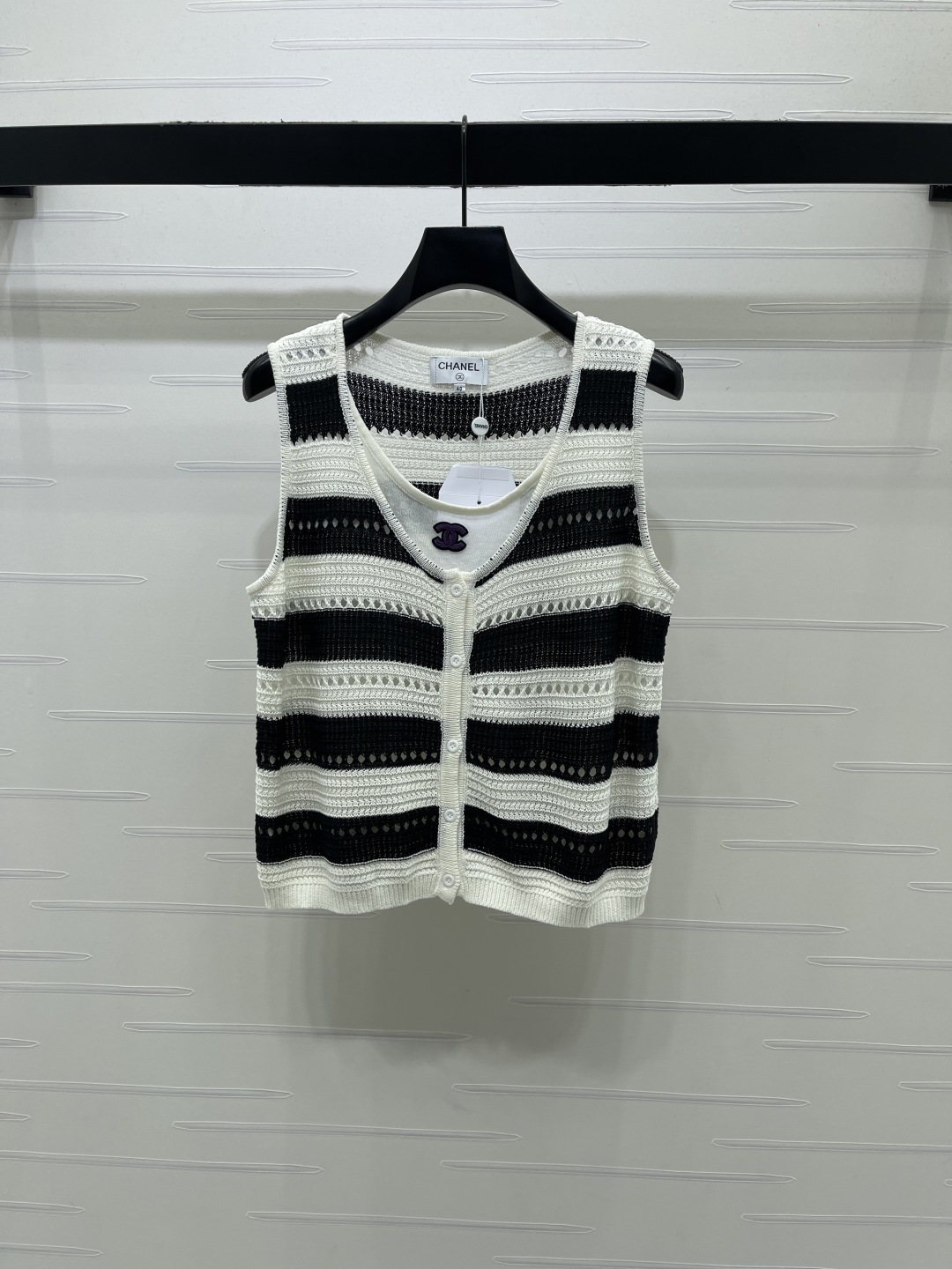 NO:855774,New original high-quality CHANE* 2026 spring and summer latest series!  Patchwork knitted vest!  Customized imported cotton thread material, high-quality texture, relaxed wear. Use the inner round neck and outer hollow woven texture splicing design to create a fake two-piece visual effect and add layering to the look. The iconic double C logo decoration is placed in the center of the chest to highlight the brand tone. The development of fabric accessories. Round neck vest style tailoring. You can easily achieve the French lazy and exquisite style when wearing alone or inner wear!  2 colors!  S-M-L3 code!  High-quality goods A, Chanel-clothing, chanel, chanel,19860909上新原单高端品质 CHANE* 2026春夏最新系列！拼接针织背心！定制进口棉线材质 质感高级 穿搭松弛 沿用内里圆领外层镂空编织肌理拼接设计 打造假两件视觉效果 增添造型层次感 胸前居中点缀标志性双C徽标装饰 彰显品牌调性 面辅料开发 圆领背心版型剪裁 单穿内搭皆可轻松拿捏法式慵懒的精致格调！2个色！S-M-L3码！高品质大货A,香奈儿-服装,chanel,chanel,,Women's clothing